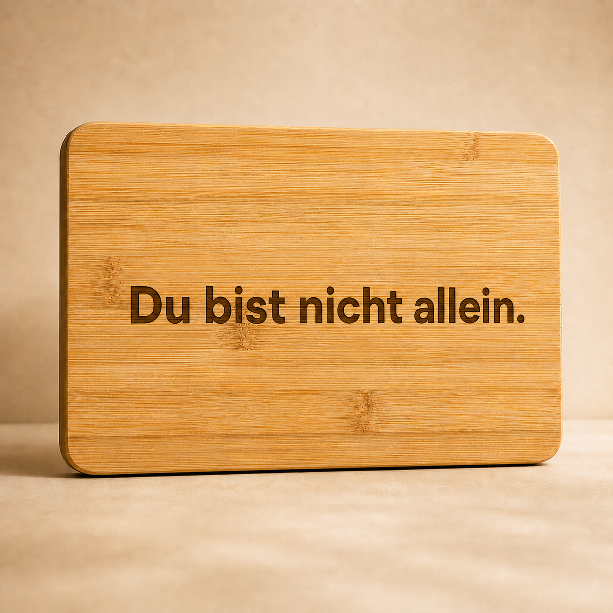 Frühstücksbrettchen aus Bambus mit Gravur 'Du bist nicht allein.'