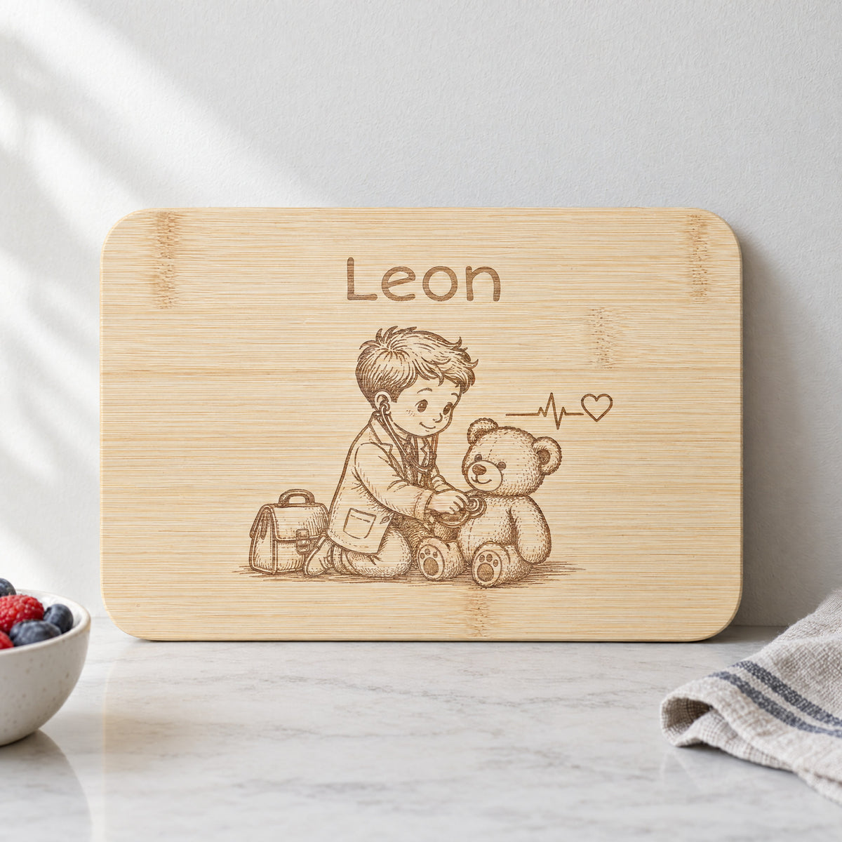 Personalisiertes Frühstücksbrettchen aus Bambus mit Arzt mit Teddy-Gravur und Wunschgravur, vertiefte dunkelbraune Lasergravur, 22 x 14 cm.