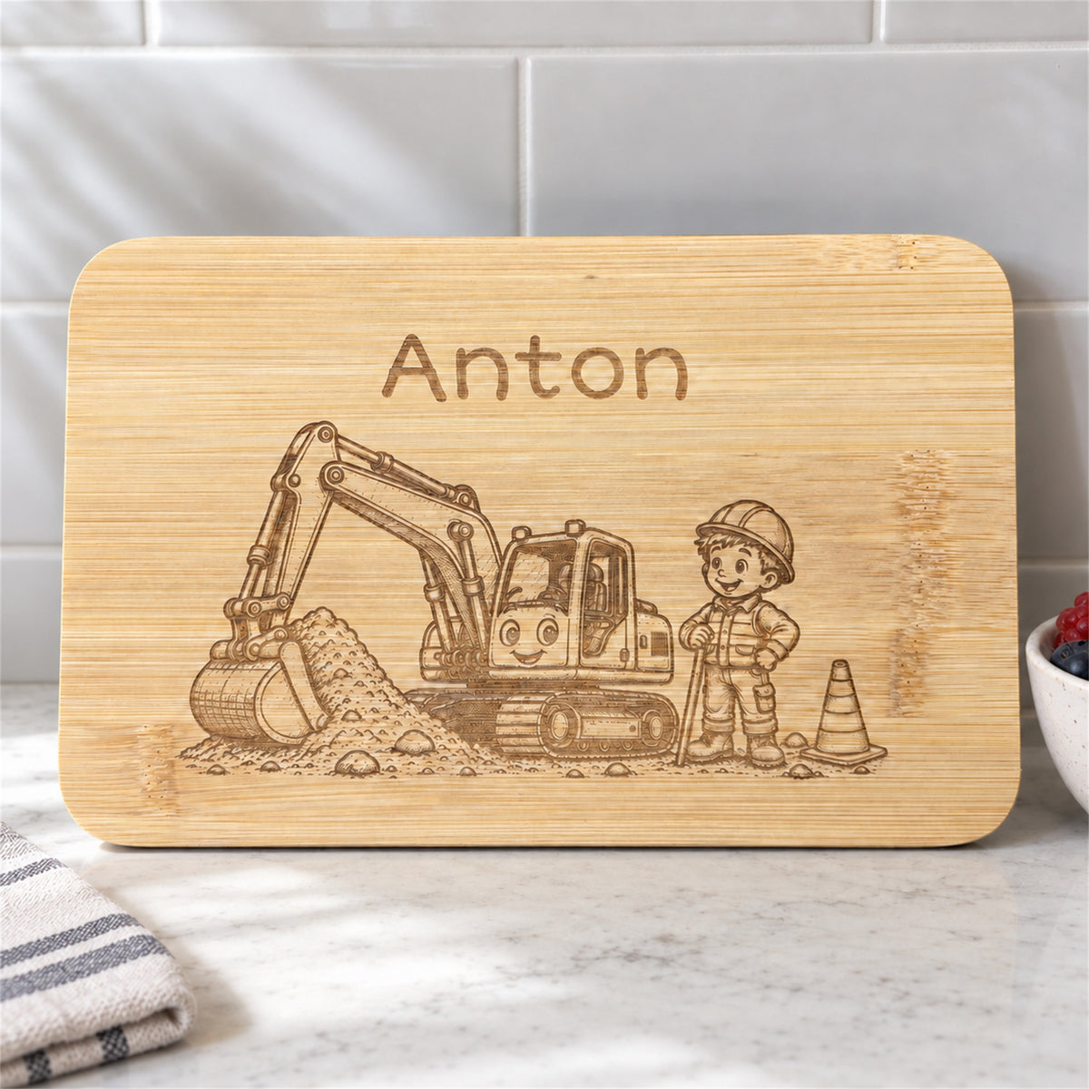 Personalisiertes Frühstücksbrettchen aus Bambus mit Bagger-Gravur und Wunschgravur, vertiefte dunkelbraune Lasergravur, 22 x 14 cm.