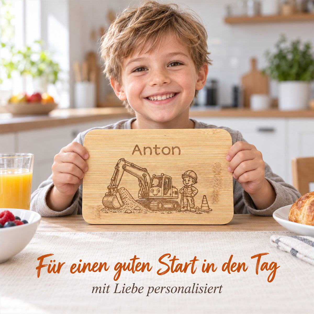 Kind hält das Bambus-Frühstücksbrettchen mit Bagger-Motiv und individueller Wunschgravur in den Händen.