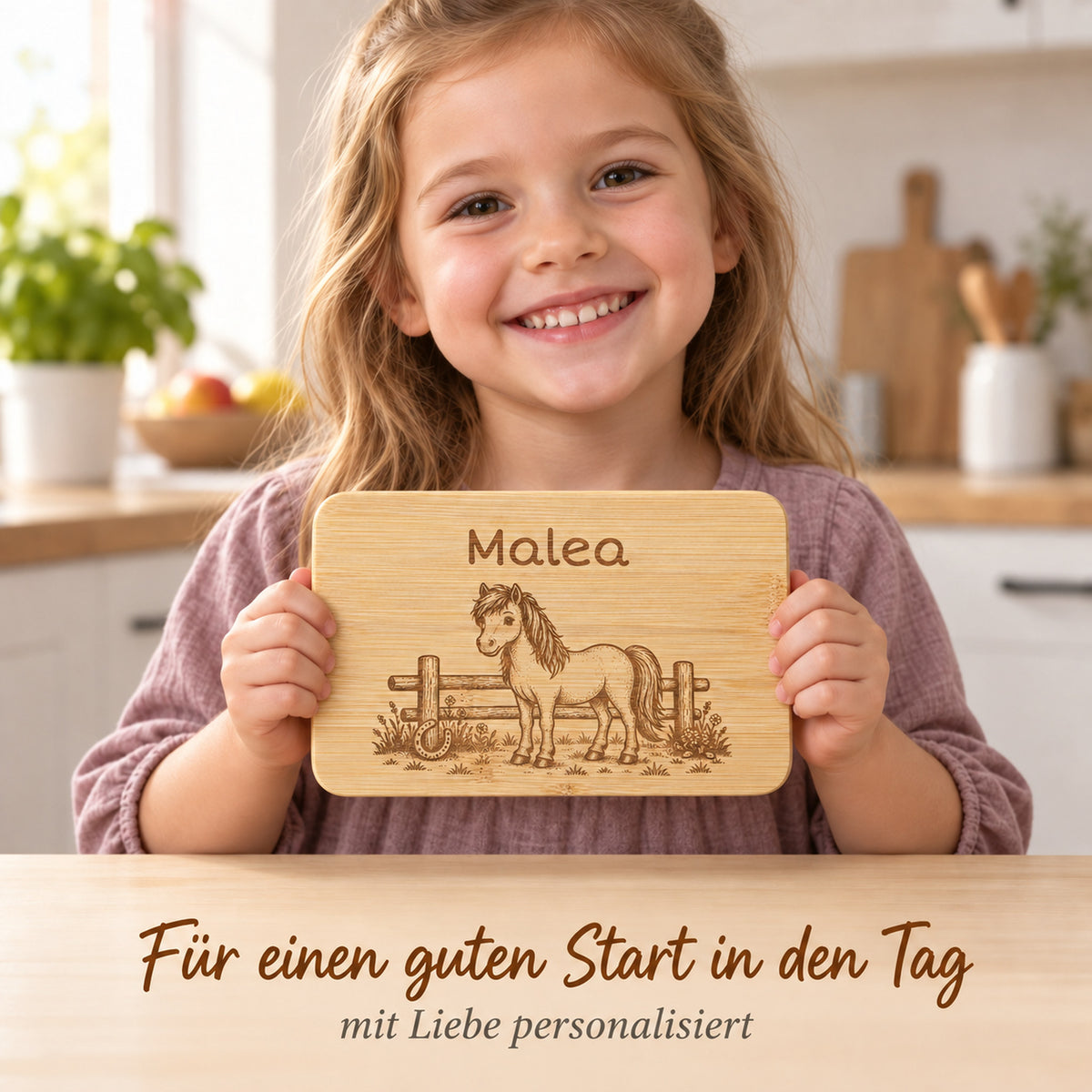 Kind hält das Bambus-Frühstücksbrettchen mit Pony-Motiv und individueller Wunschgravur in den Händen.