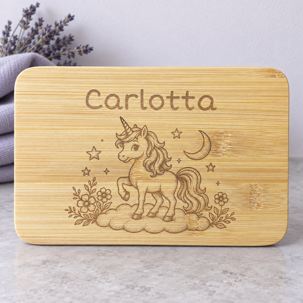 Personalisiertes Frühstücksbrettchen aus Bambus mit Einhorn-Gravur und Wunschgravur, vertiefte dunkelbraune Lasergravur, 22 x 14 cm.