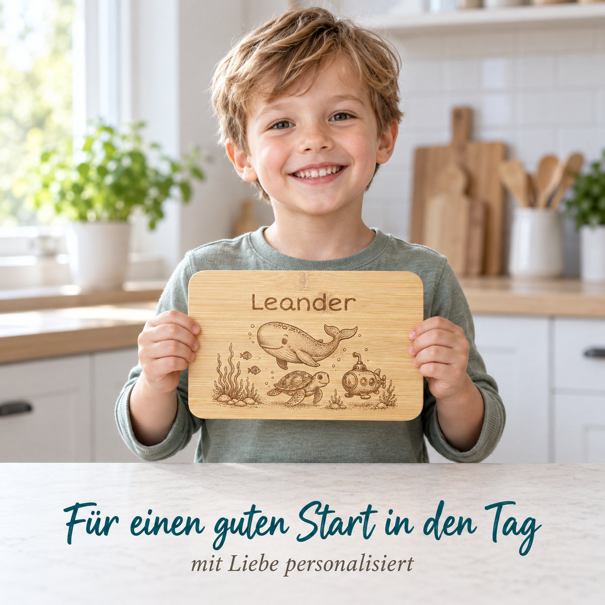 Kind hält das Bambus-Frühstücksbrettchen mit Unterwasserwelt-Motiv und individueller Wunschgravur in den Händen.