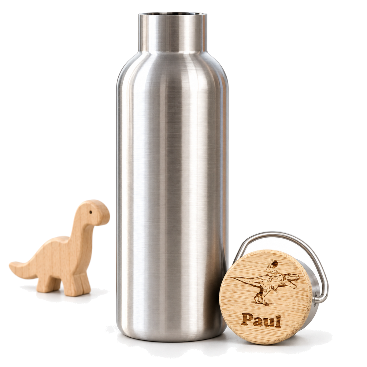 Edelstahl-Trinkflasche Dino mit Bambusdeckel, Gravur Astronaut auf T-Rex und Name, vor weißem Hintergrund mit Holz-Dino
