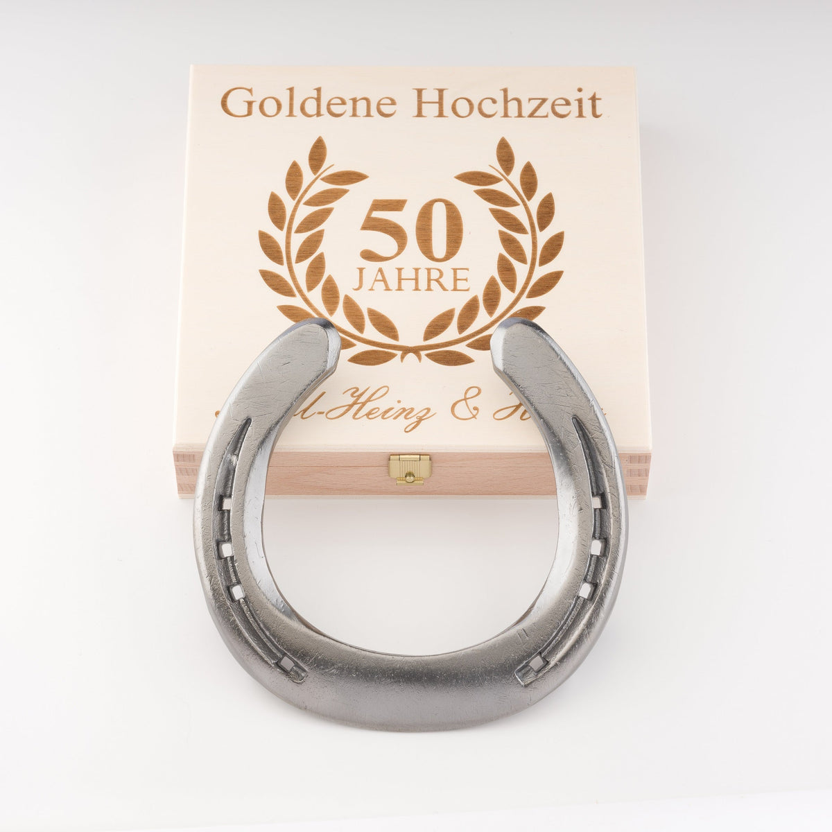 Glückshufeisen zur Goldenen Hochzeit in Natur mit gravierter Holz-Geschenkbox – Ansicht 10