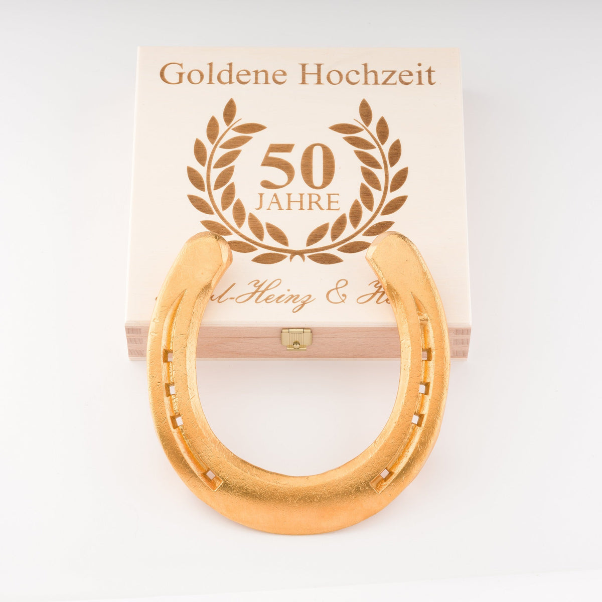 Glückshufeisen zur Goldenen Hochzeit mit gravierter Holz-Geschenkbox – Ansicht 4