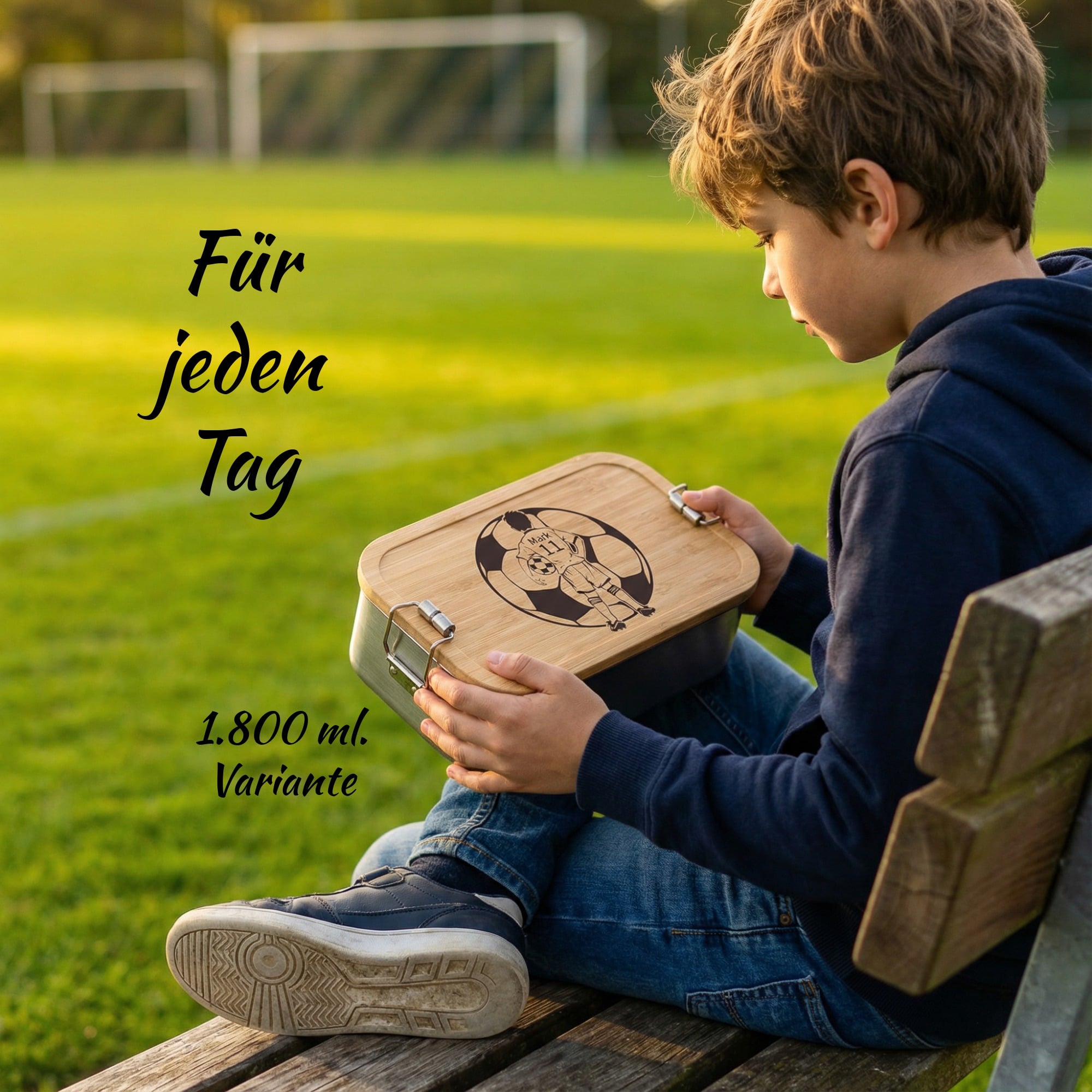Kind mit personalisierter Fußballer Lunchbox auf dem Fußballplatz, ideale Brotdose für Schule und Training