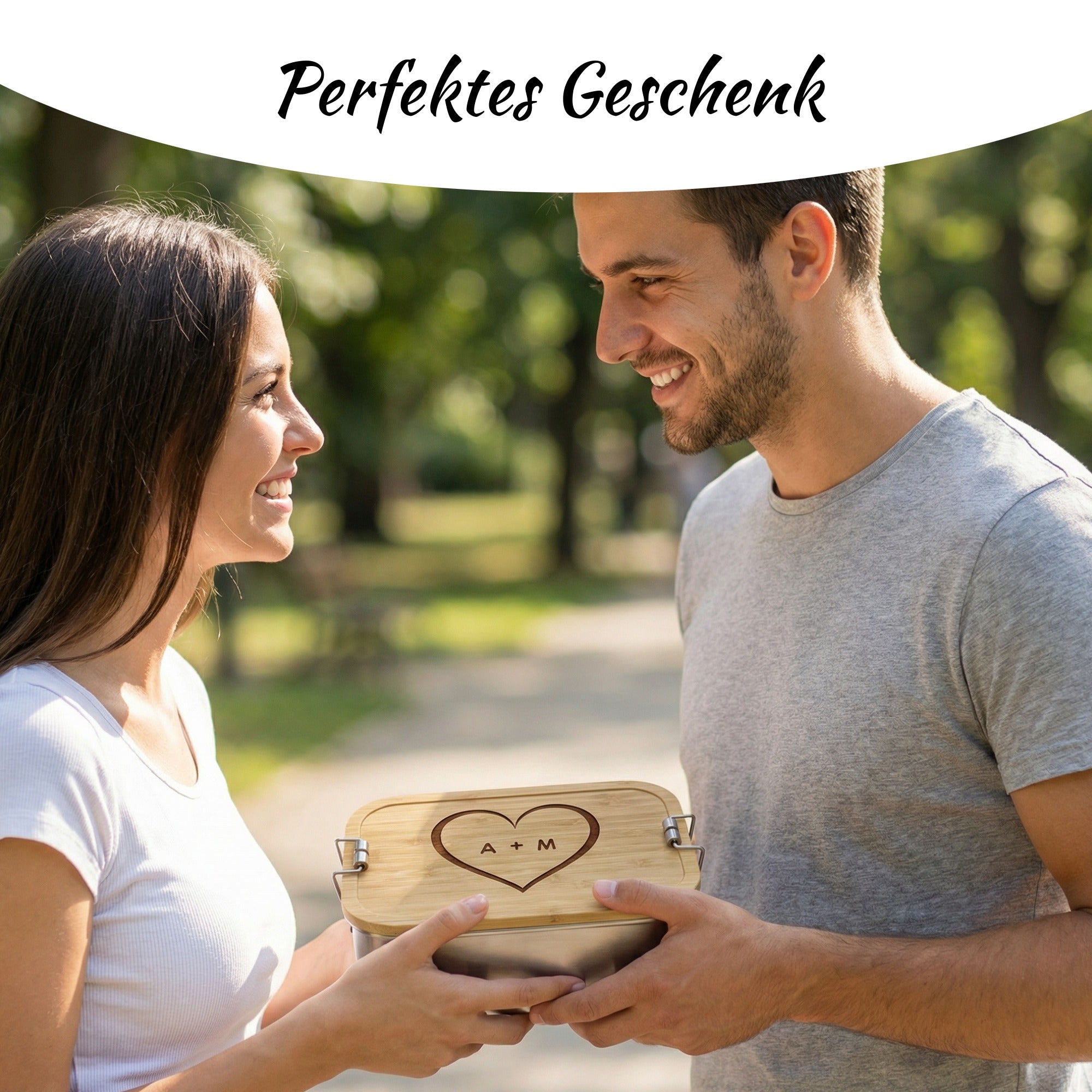 Paar überreicht personalisierte Brotdose mit Herz-Motiv als Geschenk