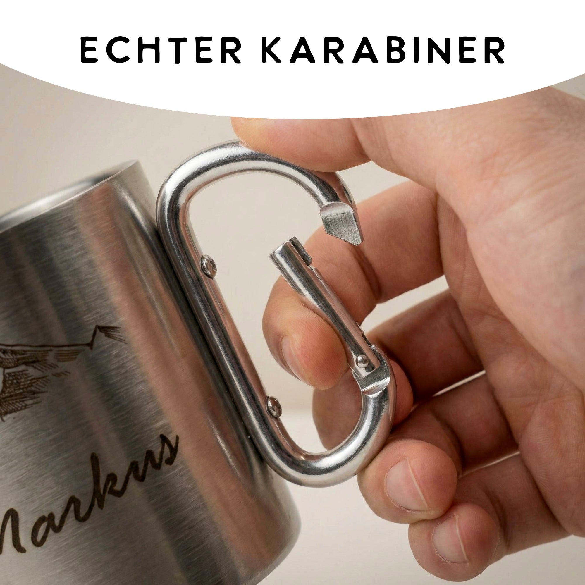 Detailaufnahme Aluminium Karabiner an Edelstahl Camping Tasse, praktischer Clip zum Befestigen am Rucksack für Outdoor Abenteuer