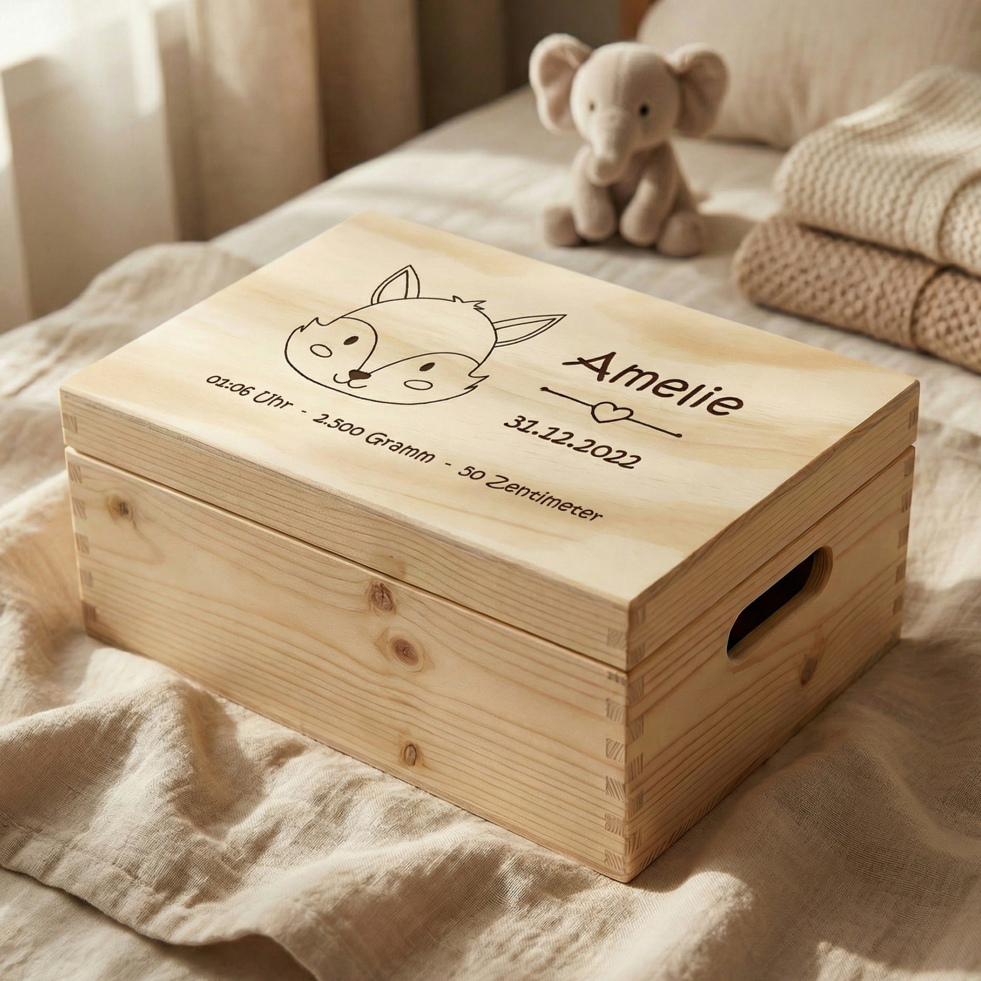 Personalisierte Baby Erinnerungskiste aus Holz mit Fuchs Gravur und Geburtsdaten, cozy Kinderzimmer Szene