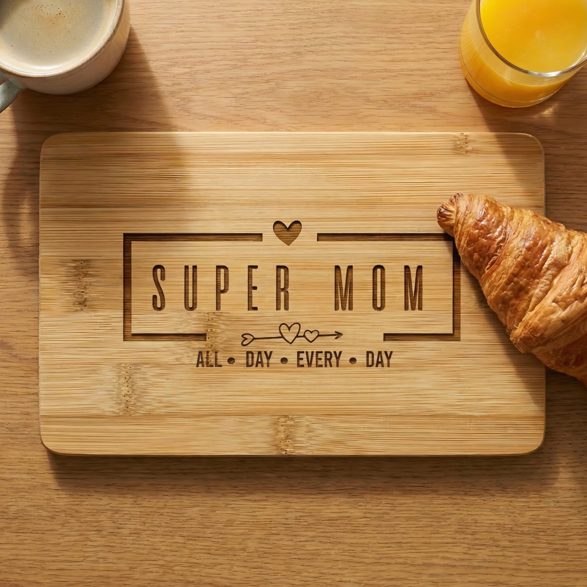 Frühstücksbrettchen aus Bambus mit Gravur Super Mom auf Holztisch