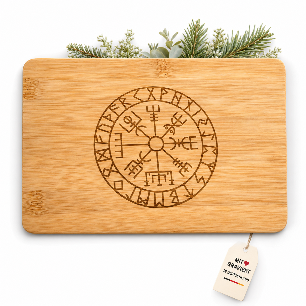 Bambus-Frühstücksbrettchen mit Vegvísir-Lasergravur in heller Studioansicht