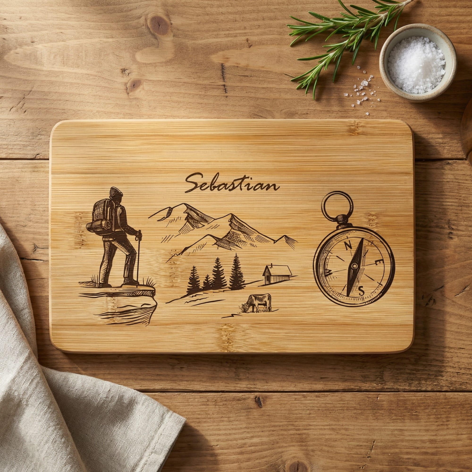 Personalisiertes Bambus Frühstücksbrettchen mit Lasergravur Wanderer Motiv und Wunschname Sebastian auf Holztisch mit Rosmarin und Salz – Geschenk für Outdoor Fans