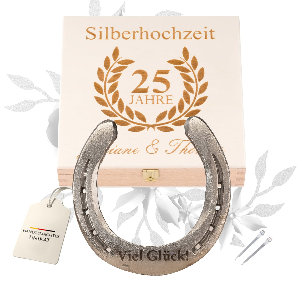 Glückshufeisen zur Silberhochzeit vor der Holz-Geschenkbox, Deckel graviert mit Lorbeerkranz, 25 Jahre und Namen, dazu zwei Hufnägel