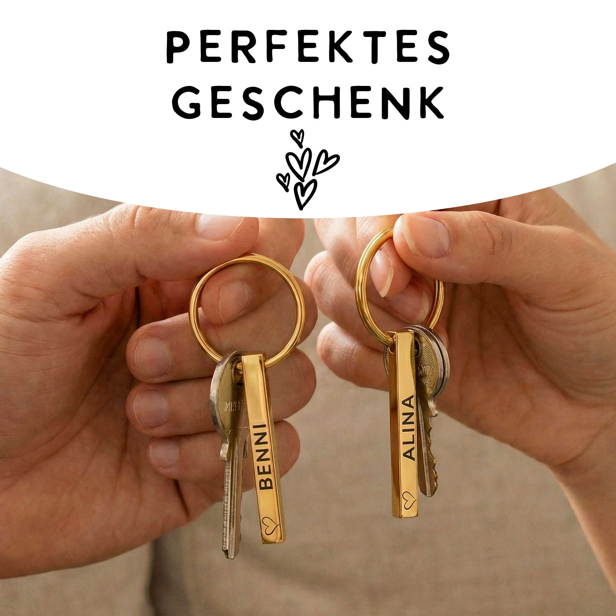 Paar hält personalisierte Schlüsselanhänger mit Gravur „Benni“ und „Alina“, romantisches Geschenk für Partner oder Jahrestag