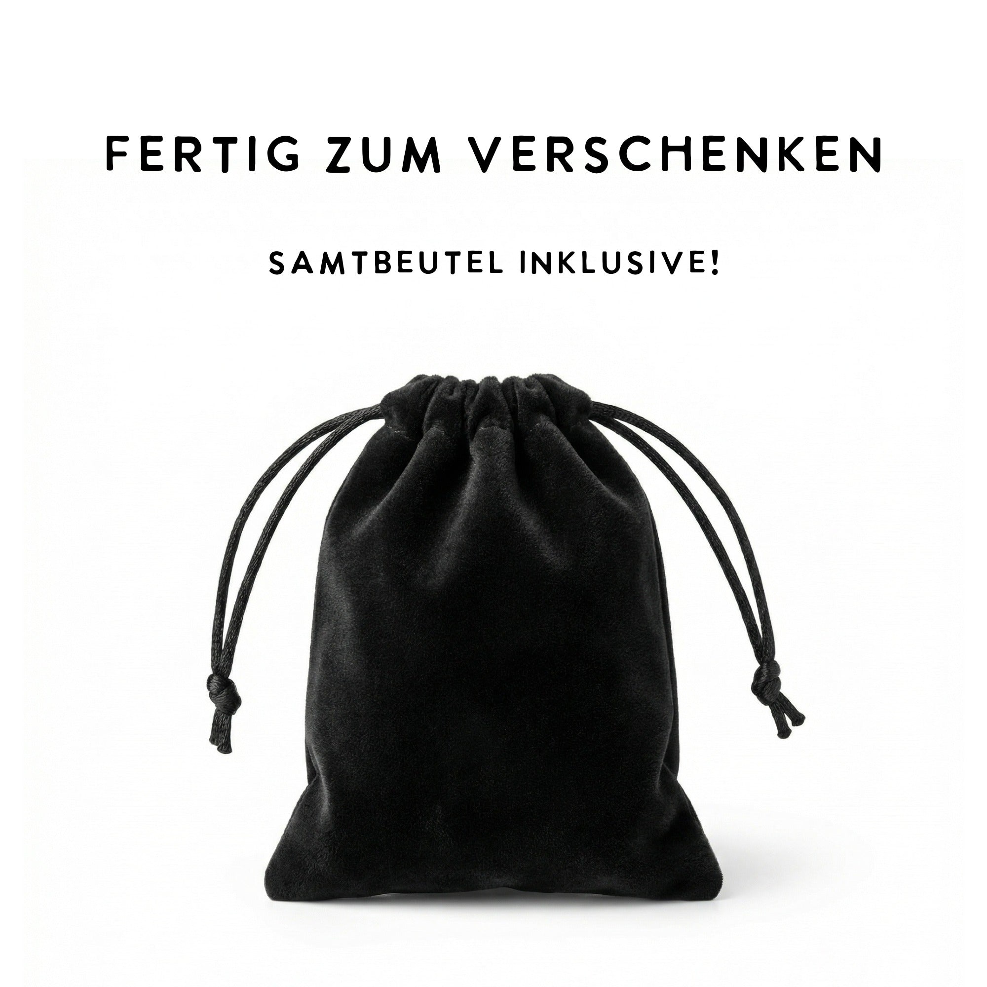 Schwarzer Samtbeutel als Geschenkverpackung für personalisierte Schlüsselanhänger, ideal zum Verschenken
