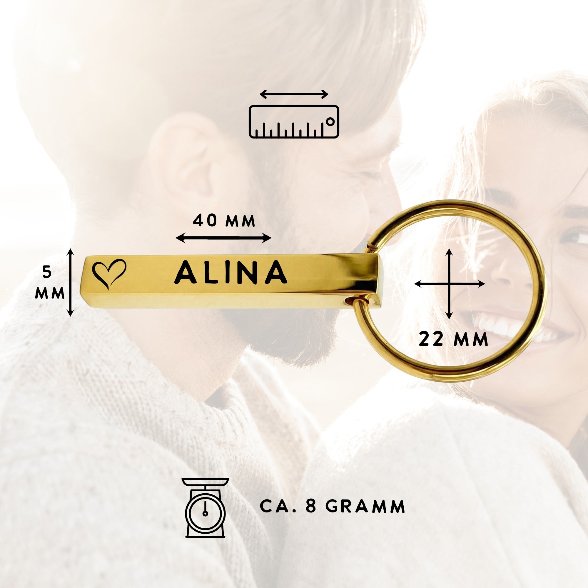 Maßangaben personalisierter Schlüsselanhänger: Länge 40 mm, Breite 5 mm, Ringdurchmesser 22 mm, Gewicht ca. 8 g
