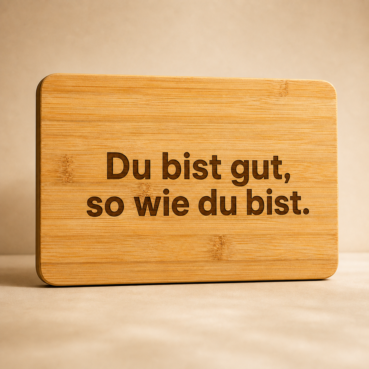 Frühstücksbrettchen aus Bambus mit Gravur 'Du bist gut, so wie du bist.'