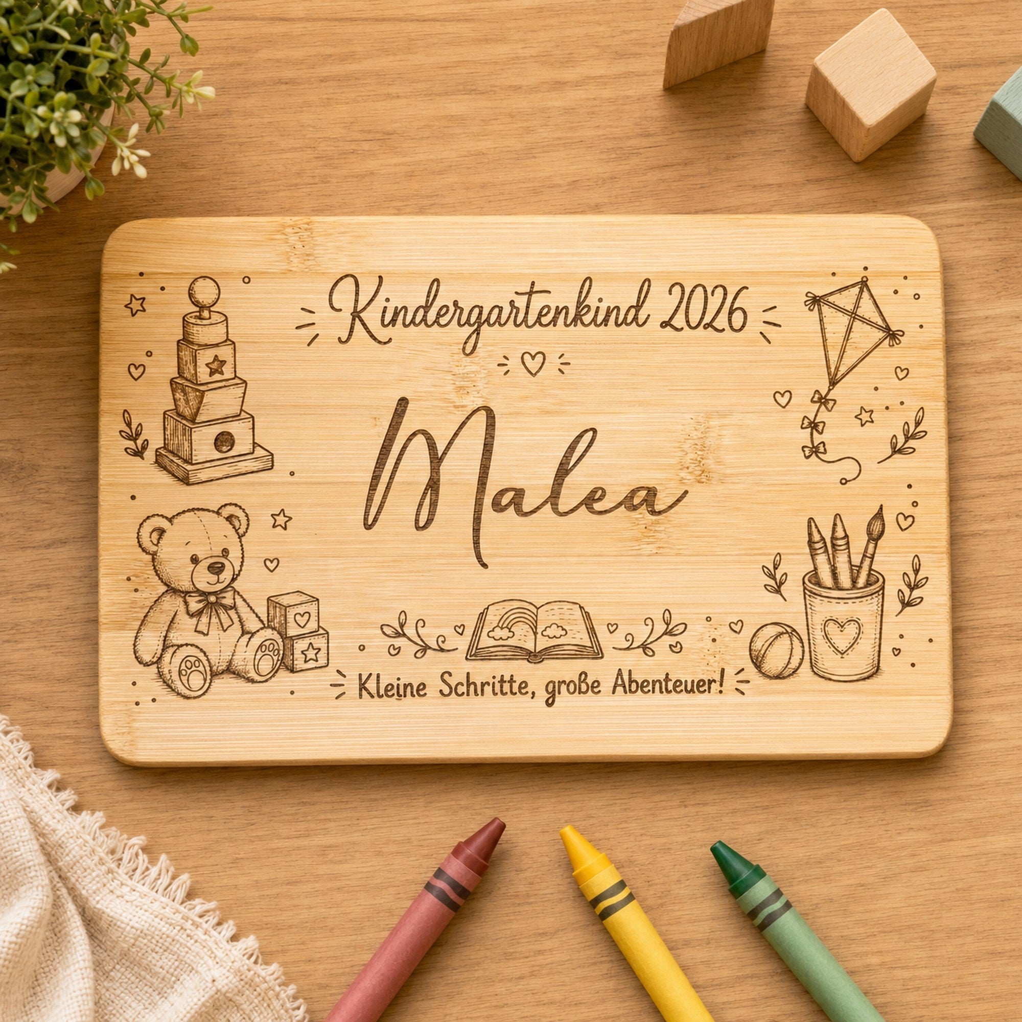 Personalisiertes Bambus-Frühstücksbrettchen Kindergartenkind 2026 mit Name Malea im warmen Lifestyle-Set