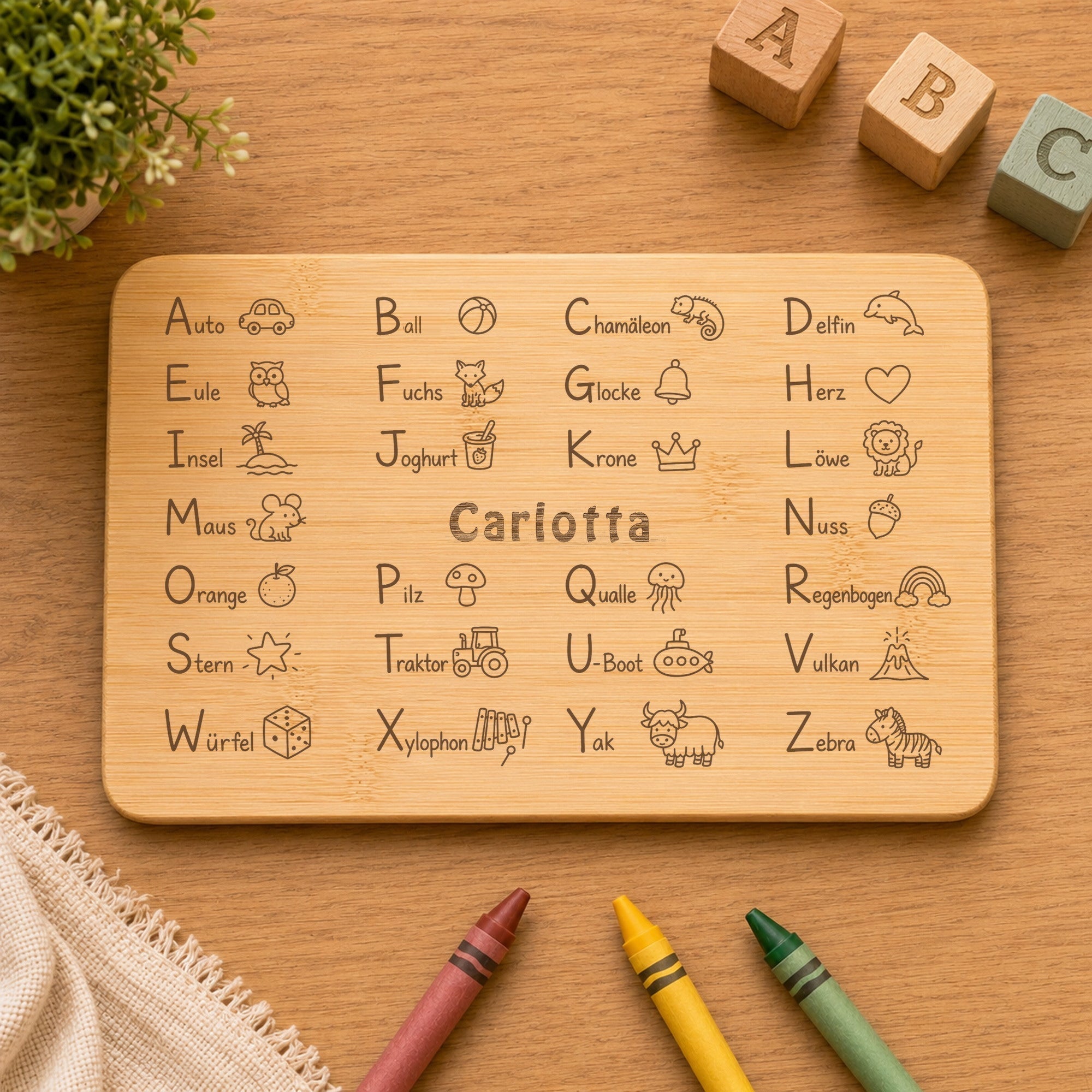 Personalisiertes ABC-Frühstücksbrettchen aus Bambus mit Name Carlotta und kindlichen Buchstabenmotiven