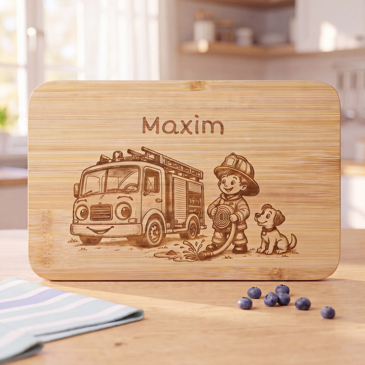 Personalisiertes Frühstücksbrettchen aus Bambus mit Feuerwehr-Gravur und Wunschgravur, vertiefte dunkelbraune Lasergravur, 22 x 14 cm.