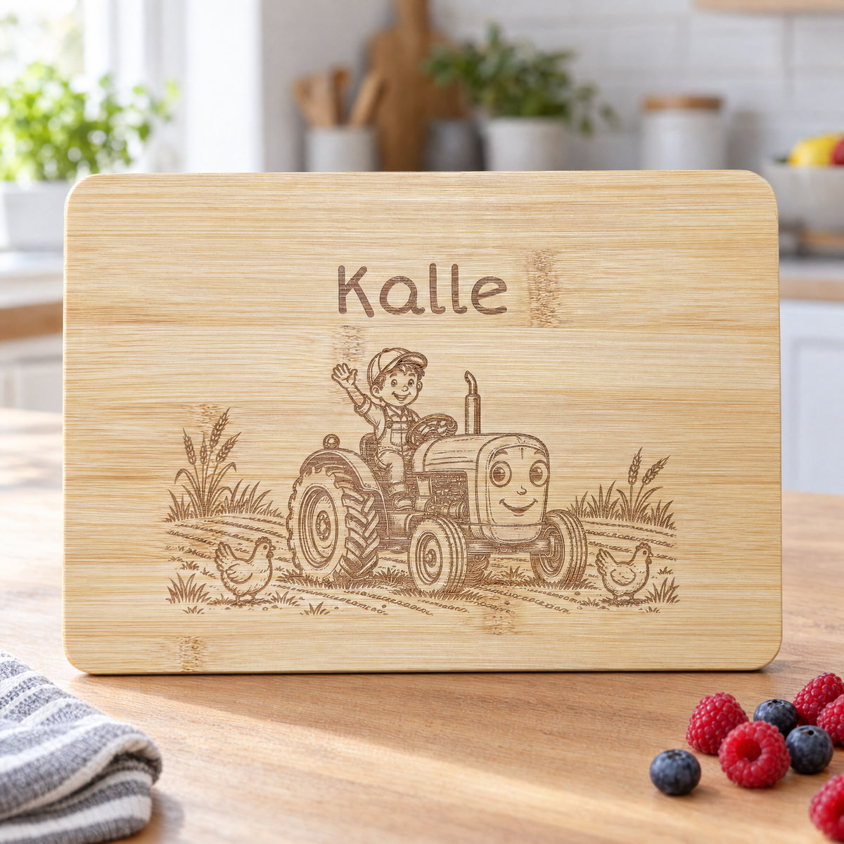Personalisiertes Frühstücksbrettchen aus Bambus mit Traktor-Gravur und Wunschgravur, vertiefte dunkelbraune Lasergravur, 22 x 14 cm.
