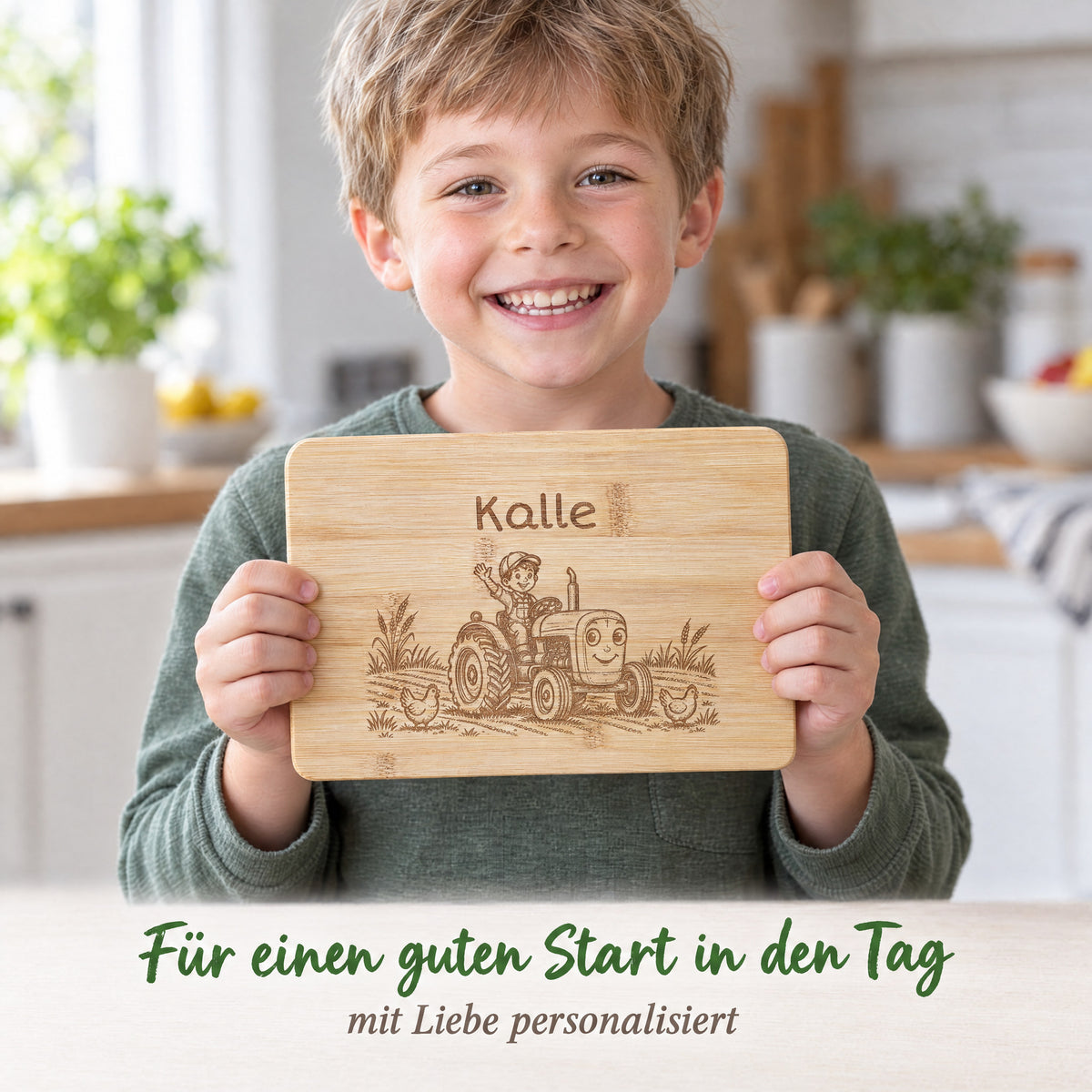 Kind hält das Bambus-Frühstücksbrettchen mit Traktor-Motiv und individueller Wunschgravur in den Händen.