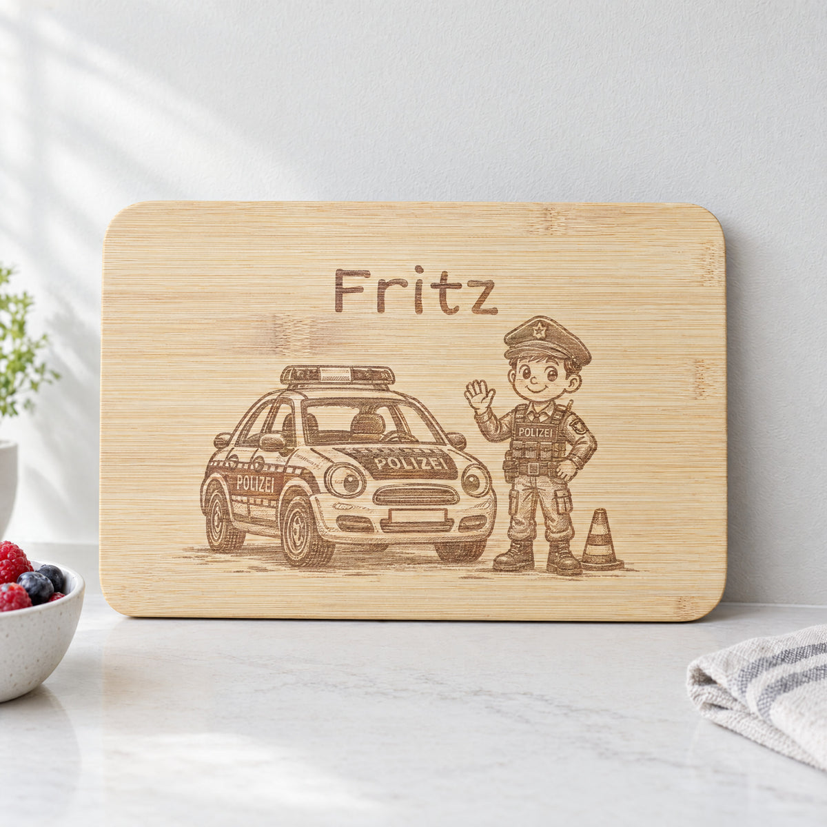 Personalisiertes Frühstücksbrettchen aus Bambus mit Polizei-Gravur und Wunschgravur, vertiefte dunkelbraune Lasergravur, 22 x 14 cm.
