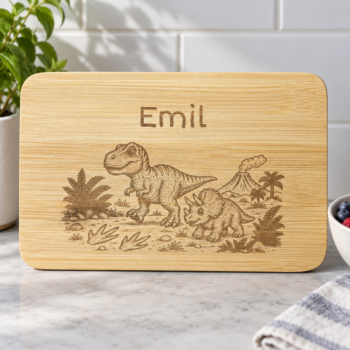 Personalisiertes Frühstücksbrettchen aus Bambus mit Dino-Gravur und Wunschgravur, vertiefte dunkelbraune Lasergravur, 22 x 14 cm.