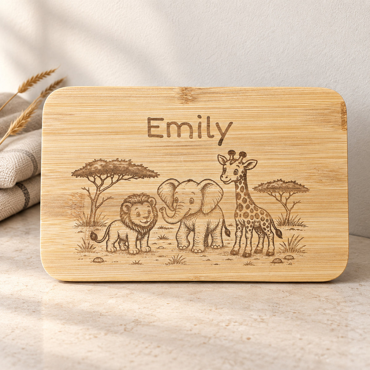 Personalisiertes Frühstücksbrettchen aus Bambus mit Safari-Gravur und Wunschgravur, vertiefte dunkelbraune Lasergravur, 22 x 14 cm.
