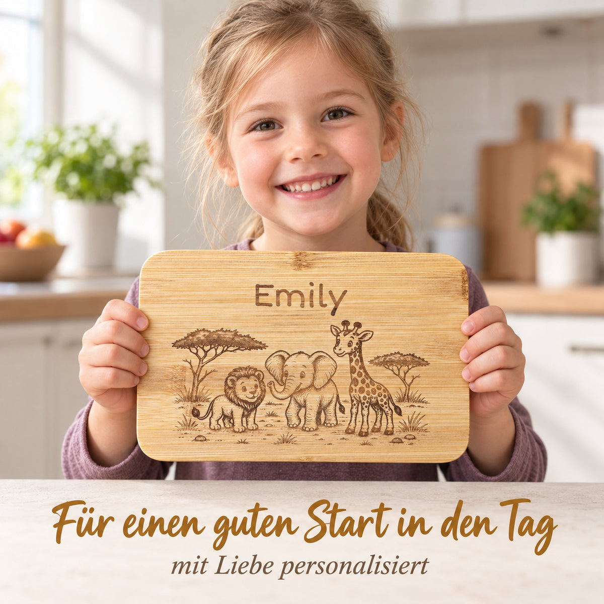 Kind hält das Bambus-Frühstücksbrettchen mit Safari-Motiv und individueller Wunschgravur in den Händen.