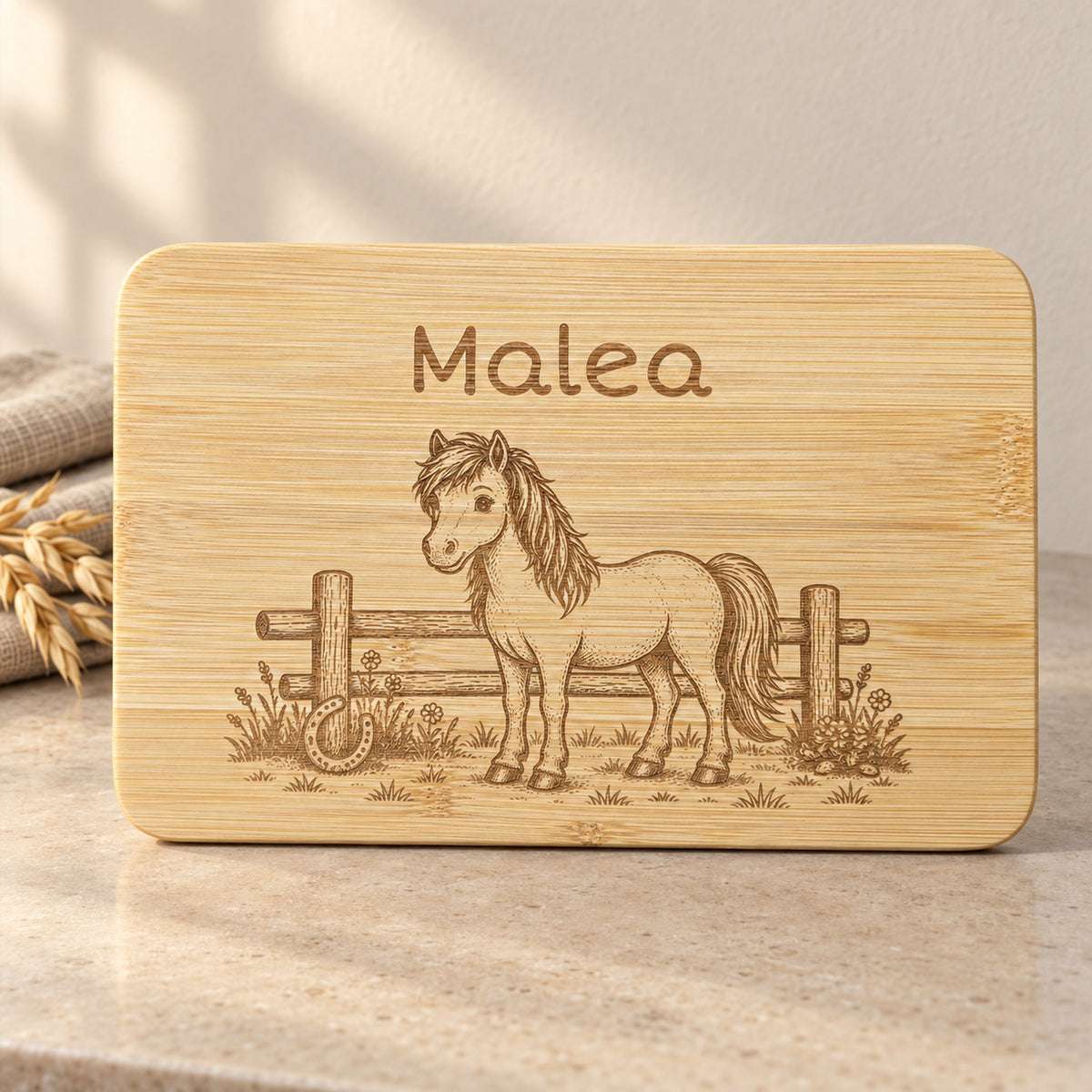 Personalisiertes Frühstücksbrettchen aus Bambus mit Pony-Gravur und Wunschgravur, vertiefte dunkelbraune Lasergravur, 22 x 14 cm.