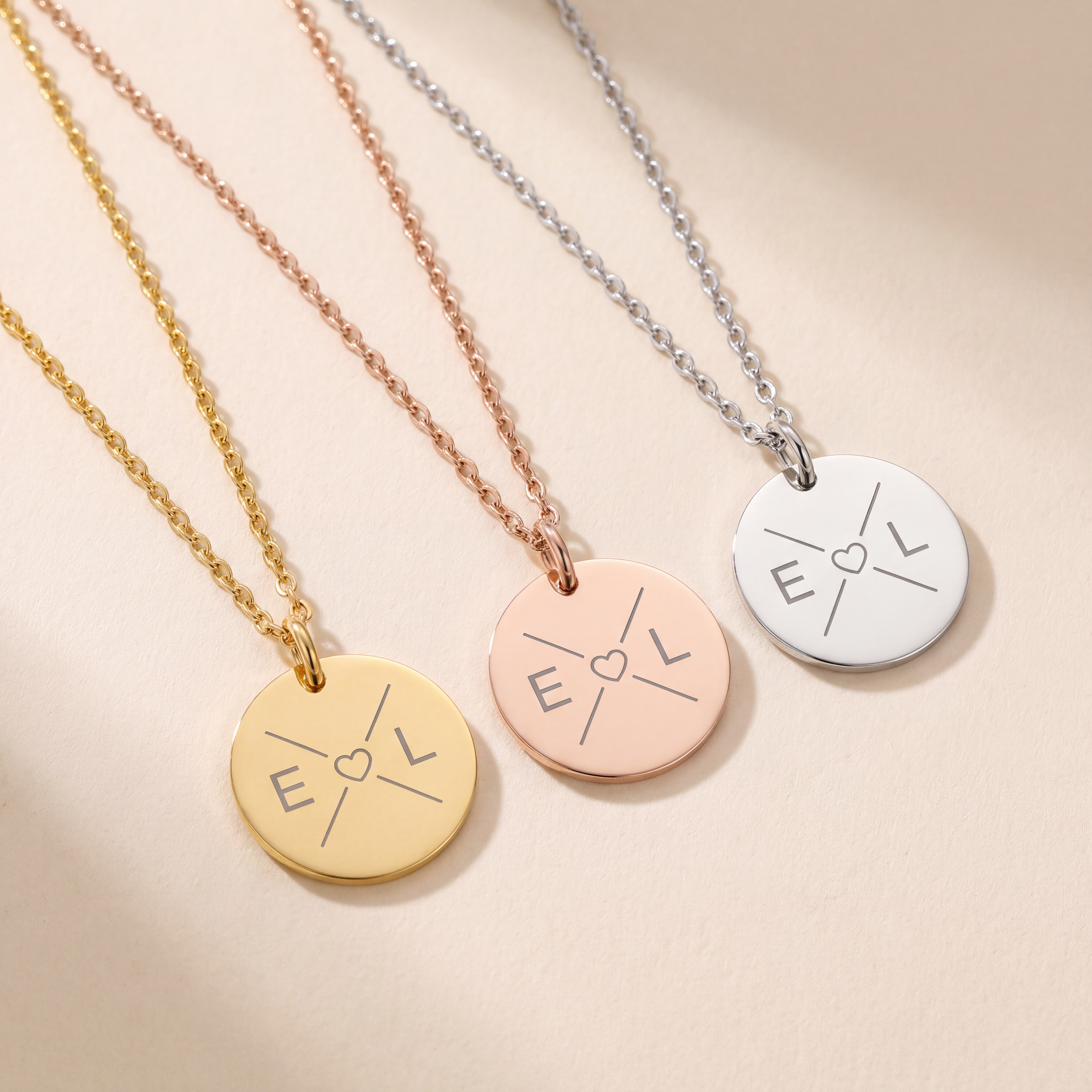 Personalisierte Halskette mit Gravur in Gold, Silber und Rosé – Anhänger rund mit Initialen und Herz