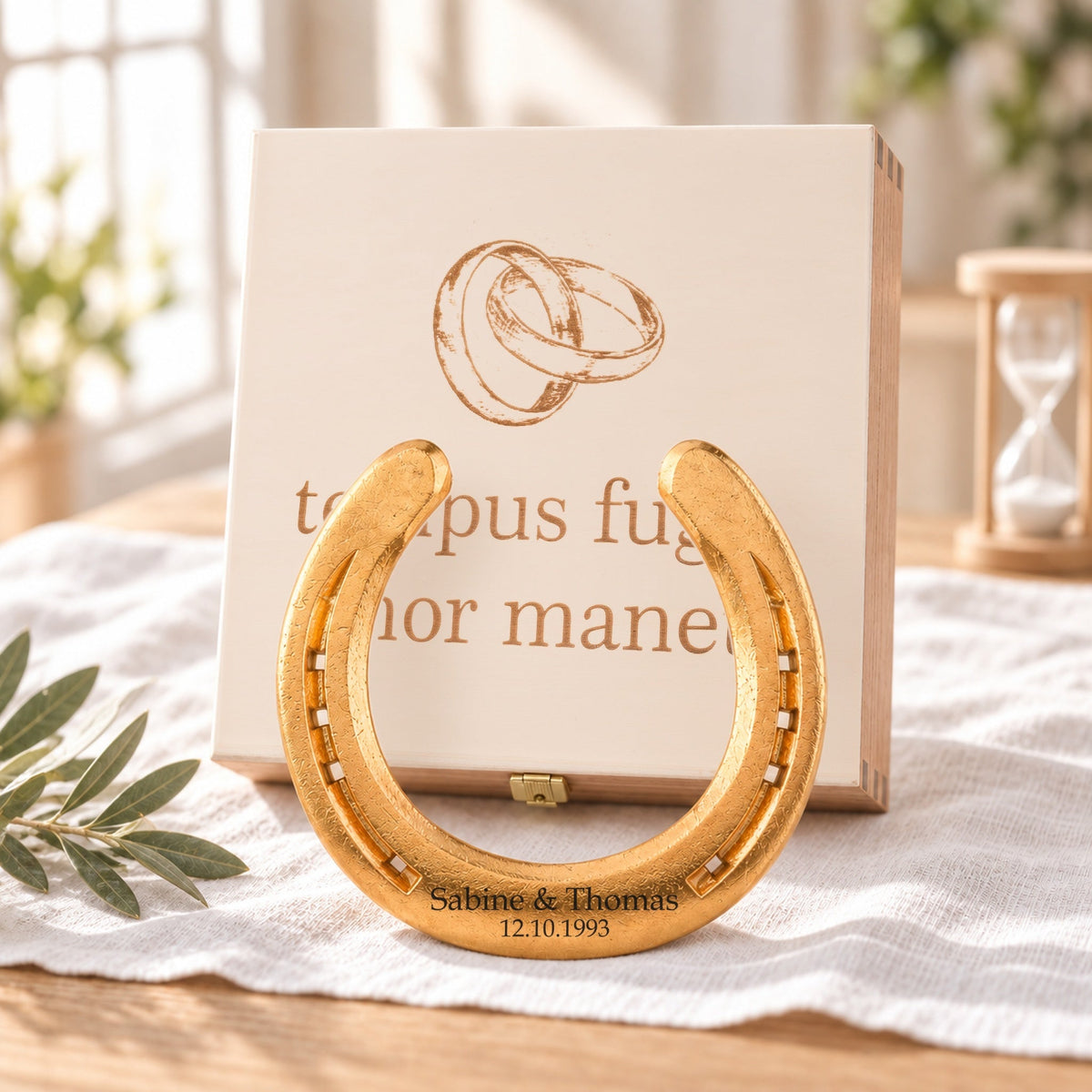 Glückshufeisen mit Holzbox „Tempus fugit, amor manet“ – Vergoldet (24 Karat)