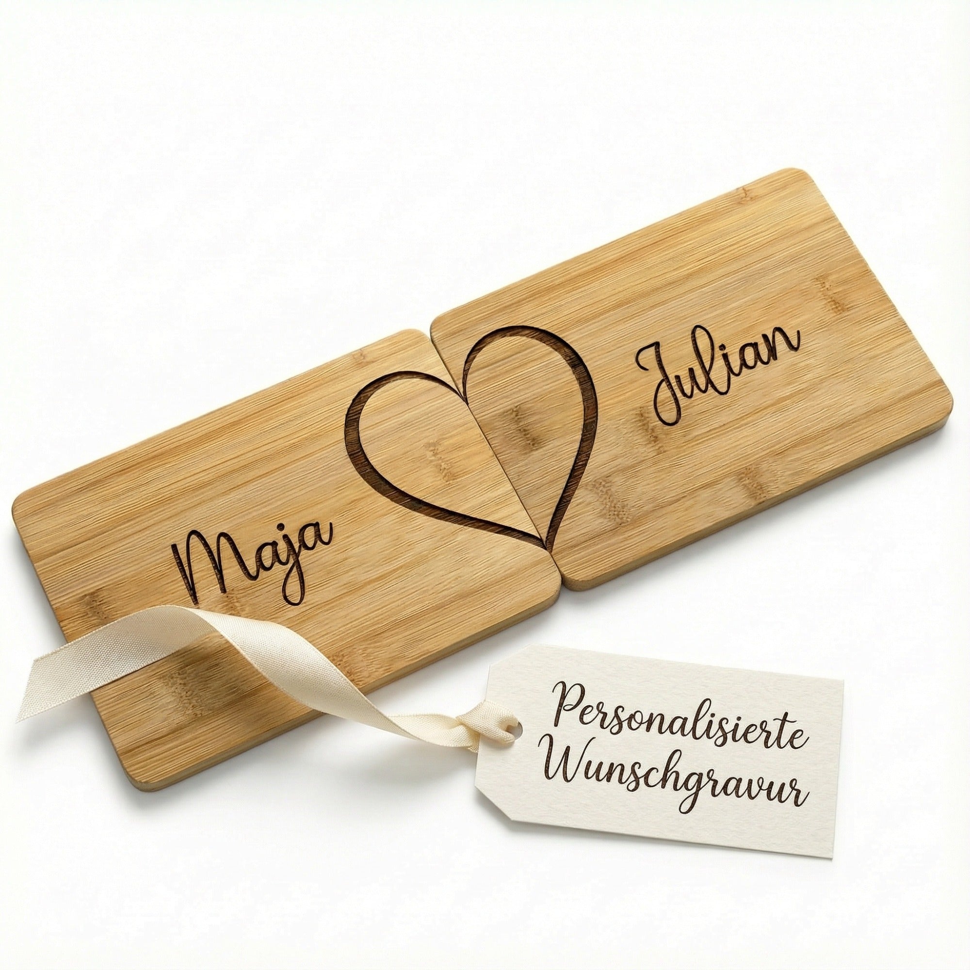 Personalisiertes Bambus Brettchen Set für Paare mit geteilter Herzgravur und Namensgravur, Hinweis auf Wunschgravur, Geschenkidee.