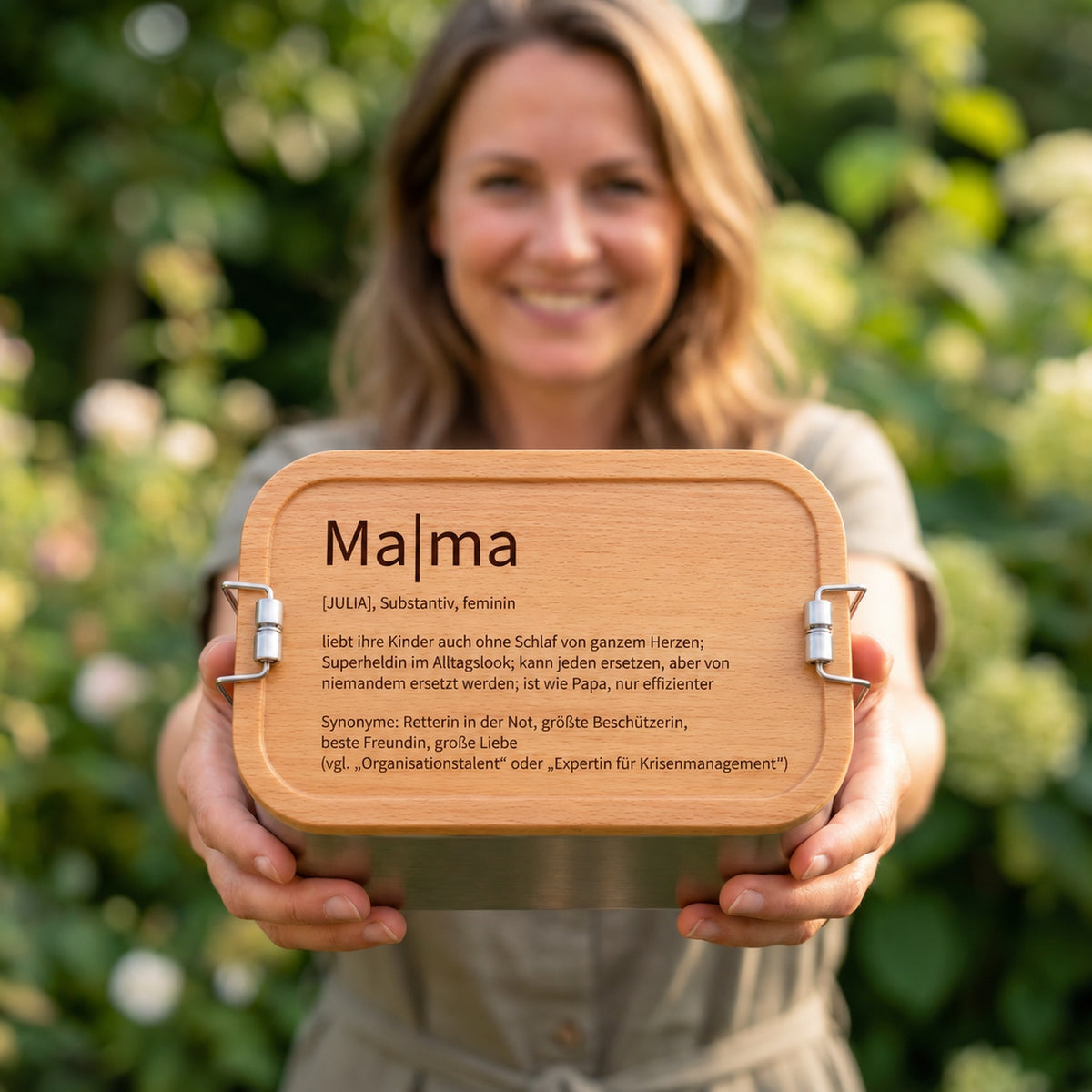 Brotdose mit Buchenholzdeckel und Gravur „Mama“ im Alltag