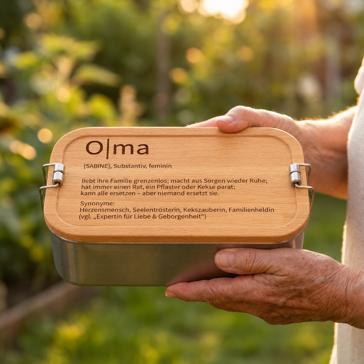 Brotdose mit Buchenholzdeckel und Gravur „Oma“ im Alltag