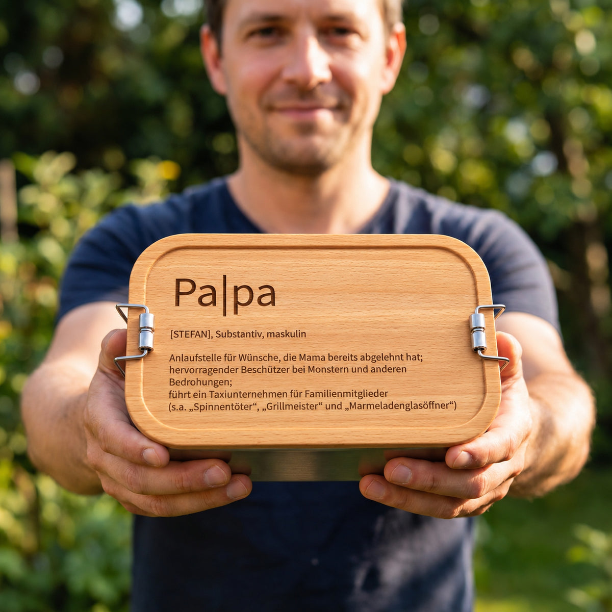 Brotdose mit Buchenholzdeckel und Gravur „Papa“ im Alltag