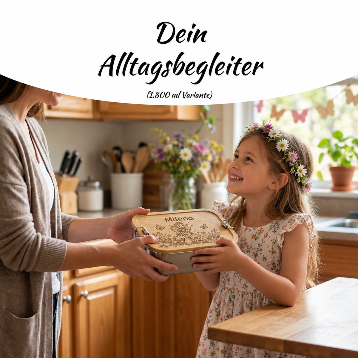 Kind erhält personalisierte Elfen Brotdose aus Edelstahl mit Namensgravur in der Küche überreicht