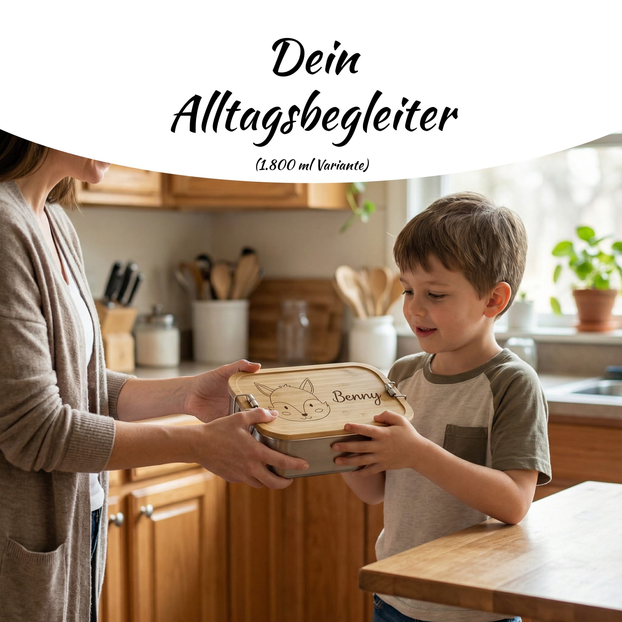 Kind erhält personalisierte Fuchs Brotdose aus Edelstahl mit Namensgravur in der Küche überreicht