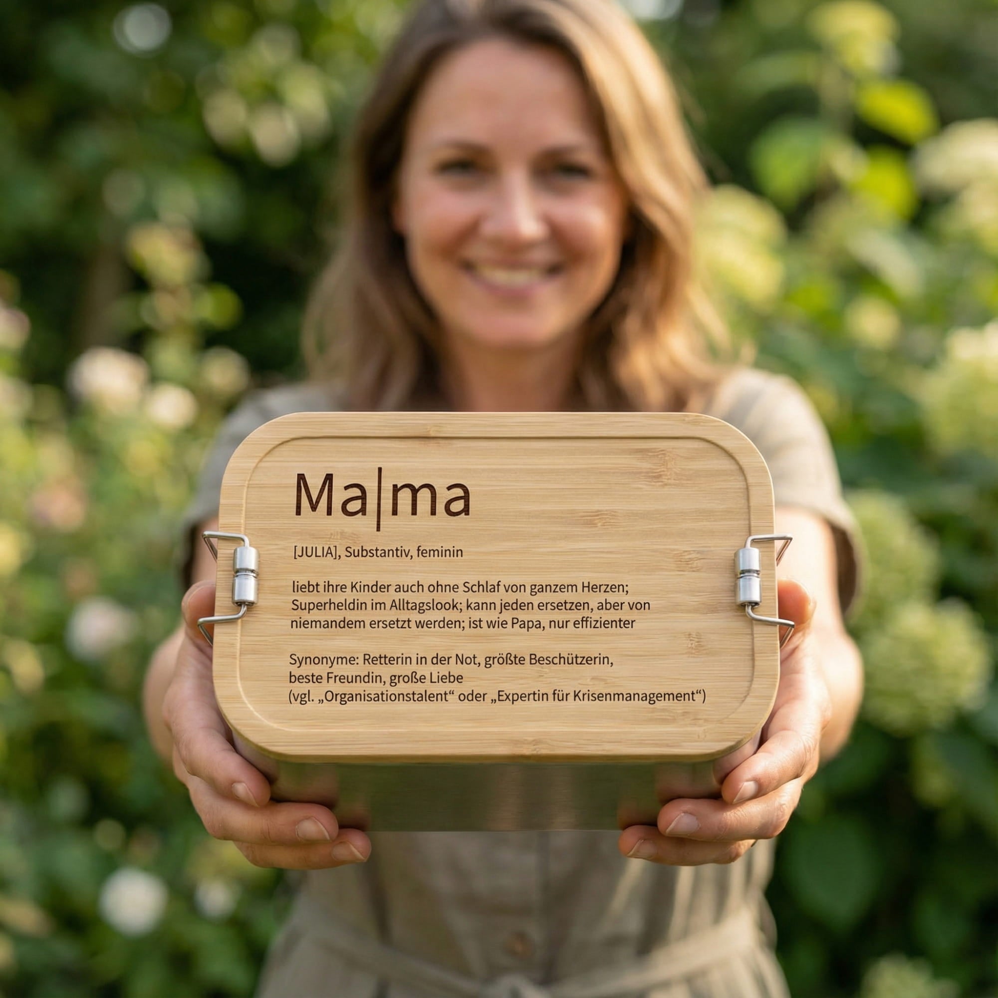 Personalisierte Brotdose Mama wird von Frau im Freien gehalten, Bambusdeckel mit Gravur