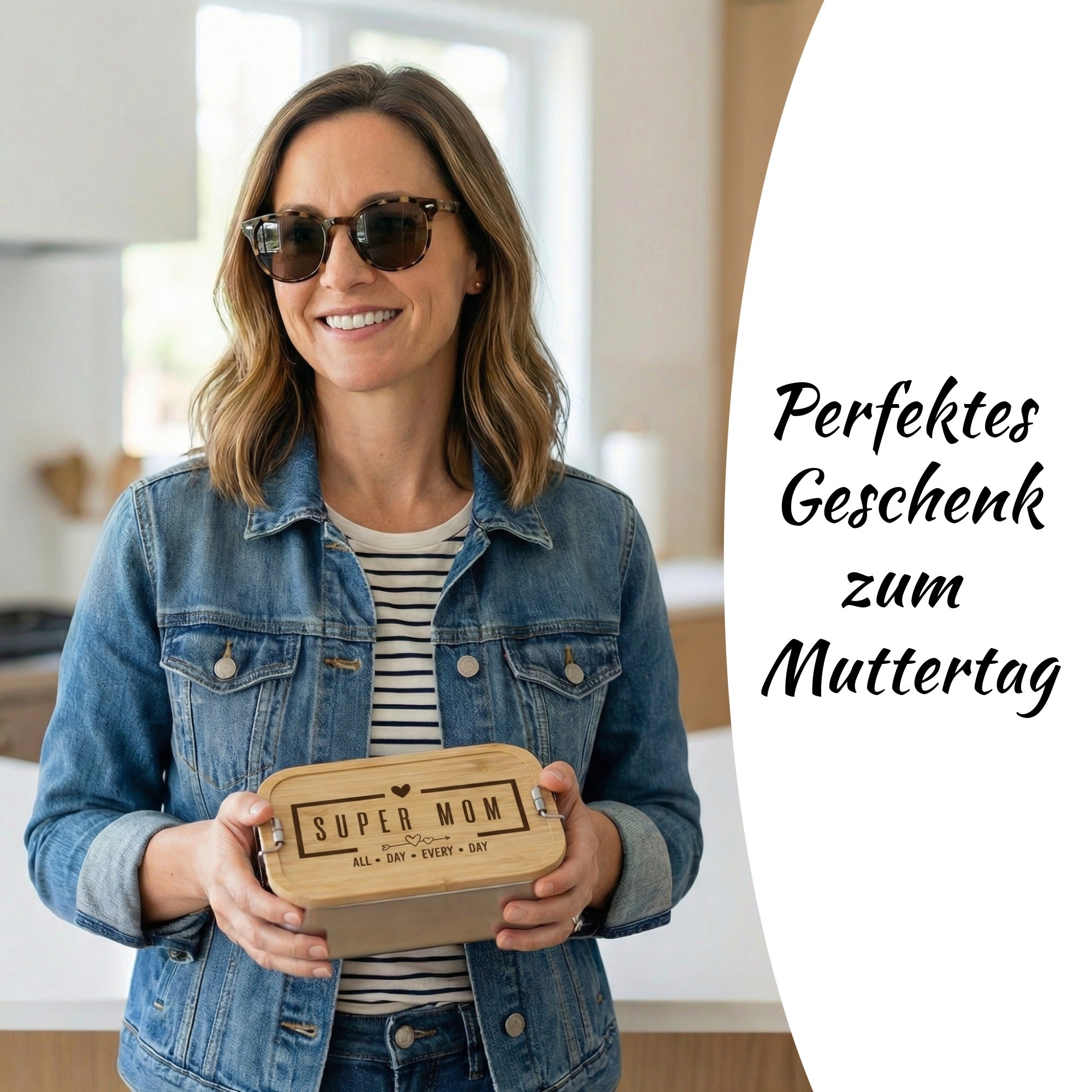 Frau hält personalisierte Brotdose mit Gravur „Super Mom“ in der Küche – Geschenkidee zum Muttertag