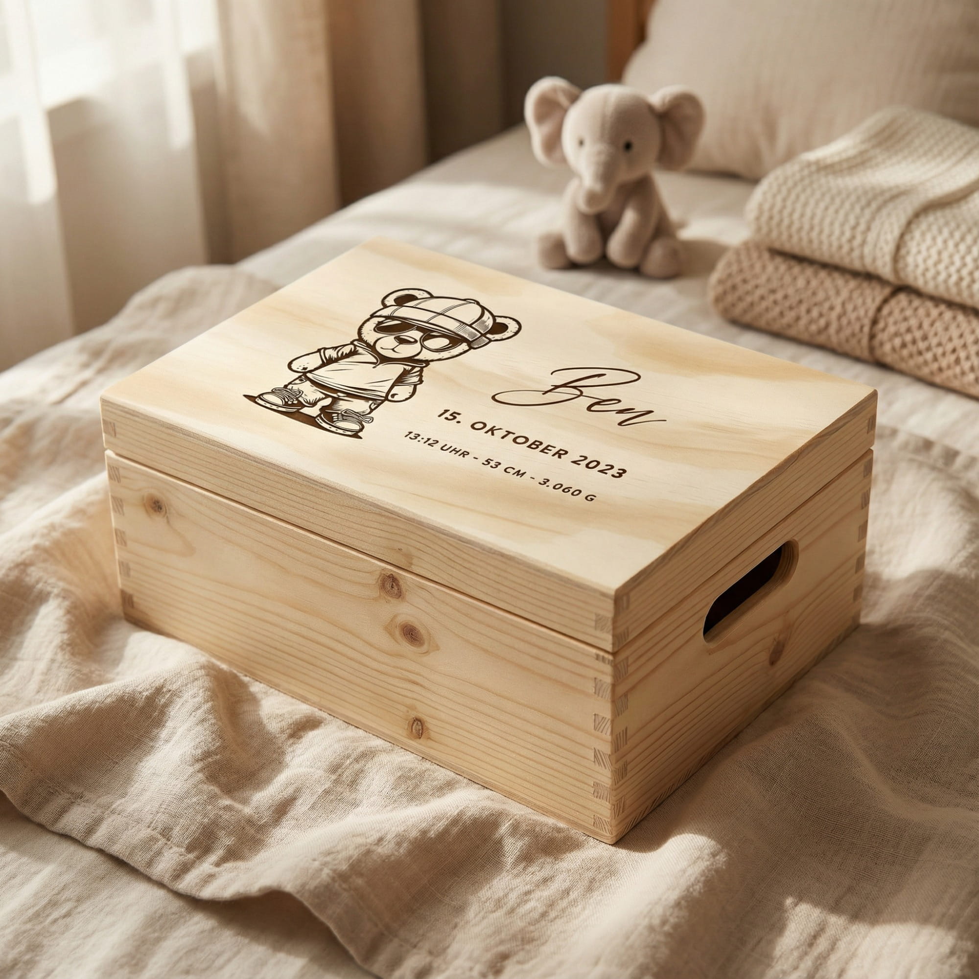 Personalisierte Erinnerungskiste zur Geburt aus Holz mit Gravur Cool Teddy