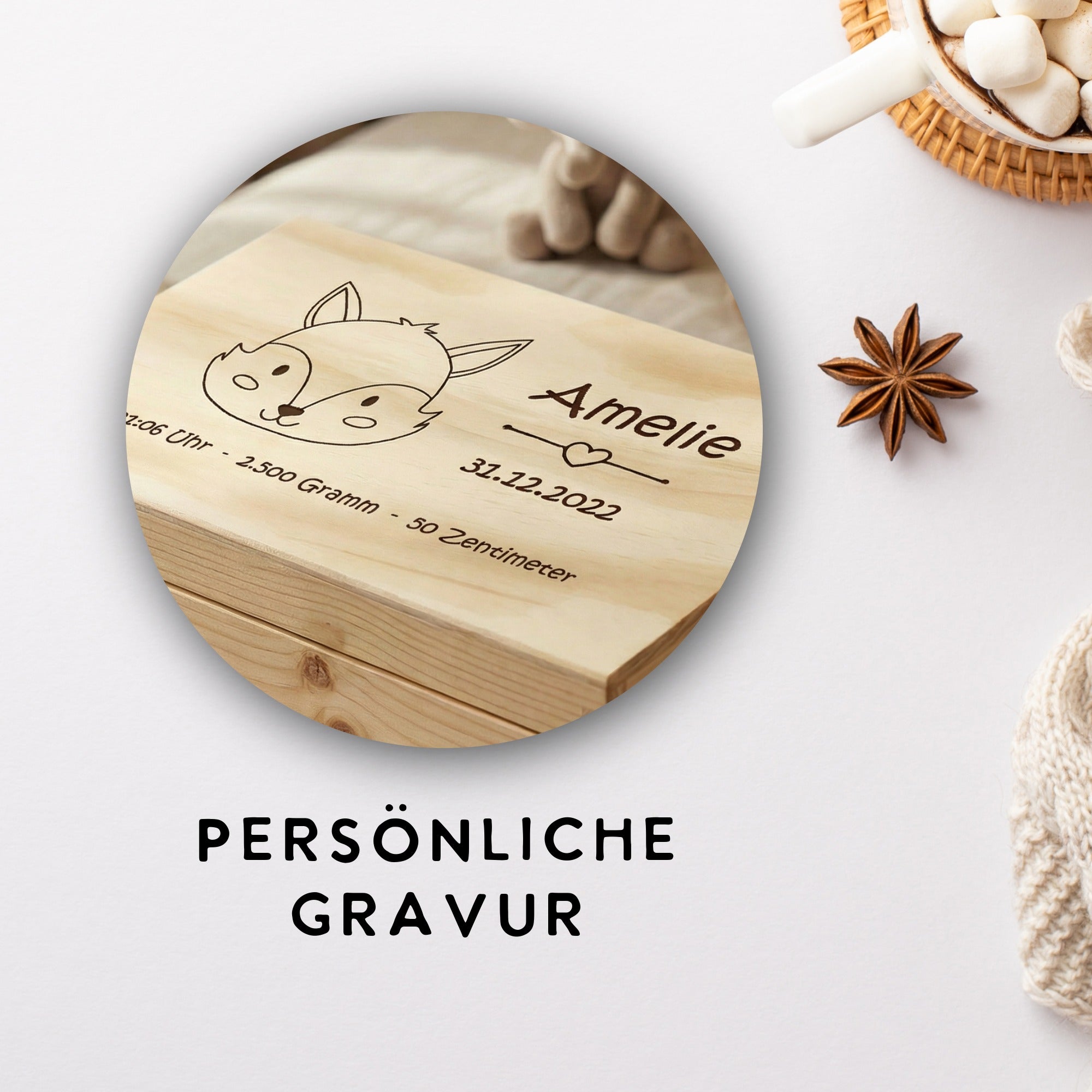 Nahaufnahme Gravur Fuchs auf Holzbox mit Name und Geburtsdaten, personalisiertes Babygeschenk