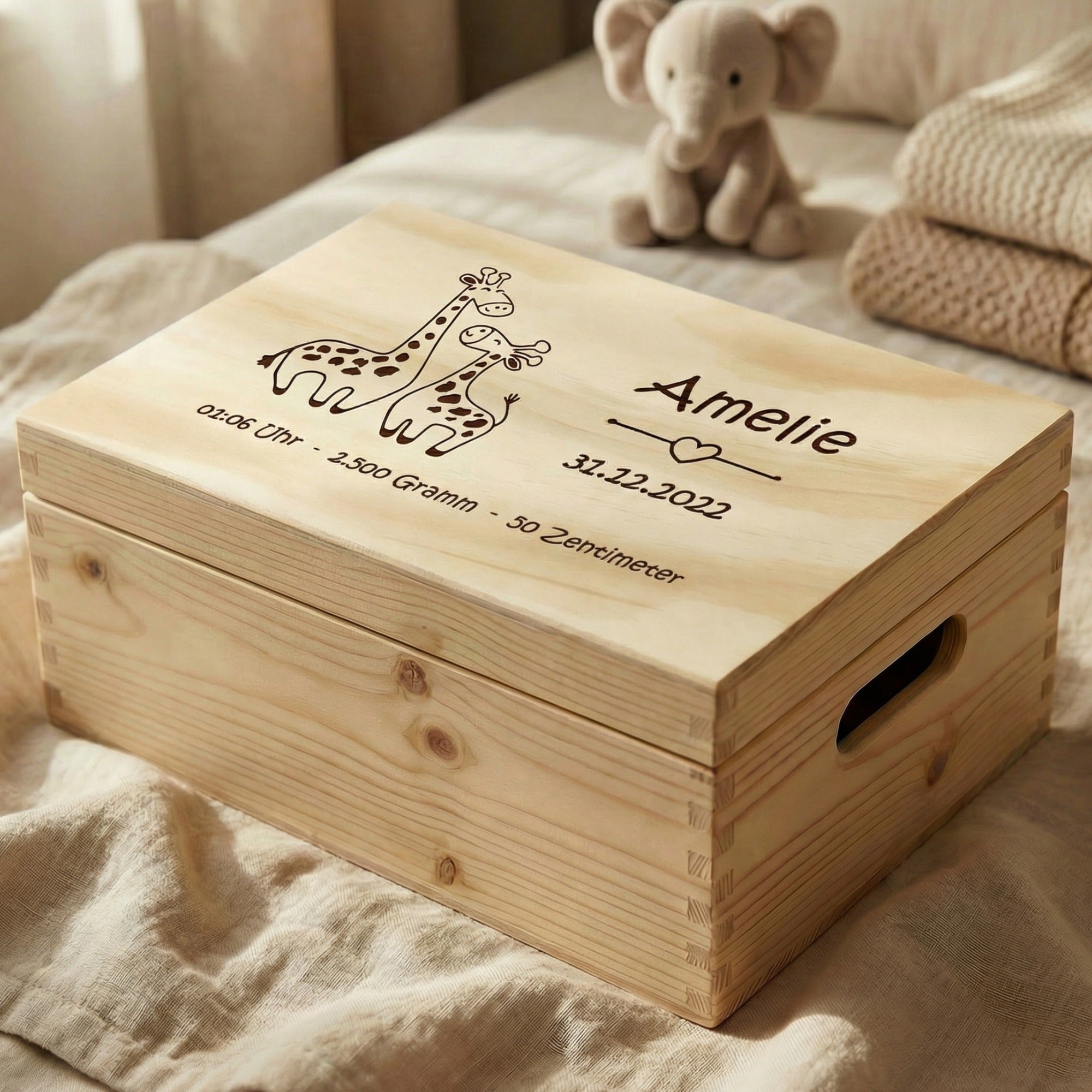 Personalisierte Erinnerungskiste zur Geburt aus Holz mit Giraffen Gravur und Namen, Baby Andenkenbox im Kinderzimmer