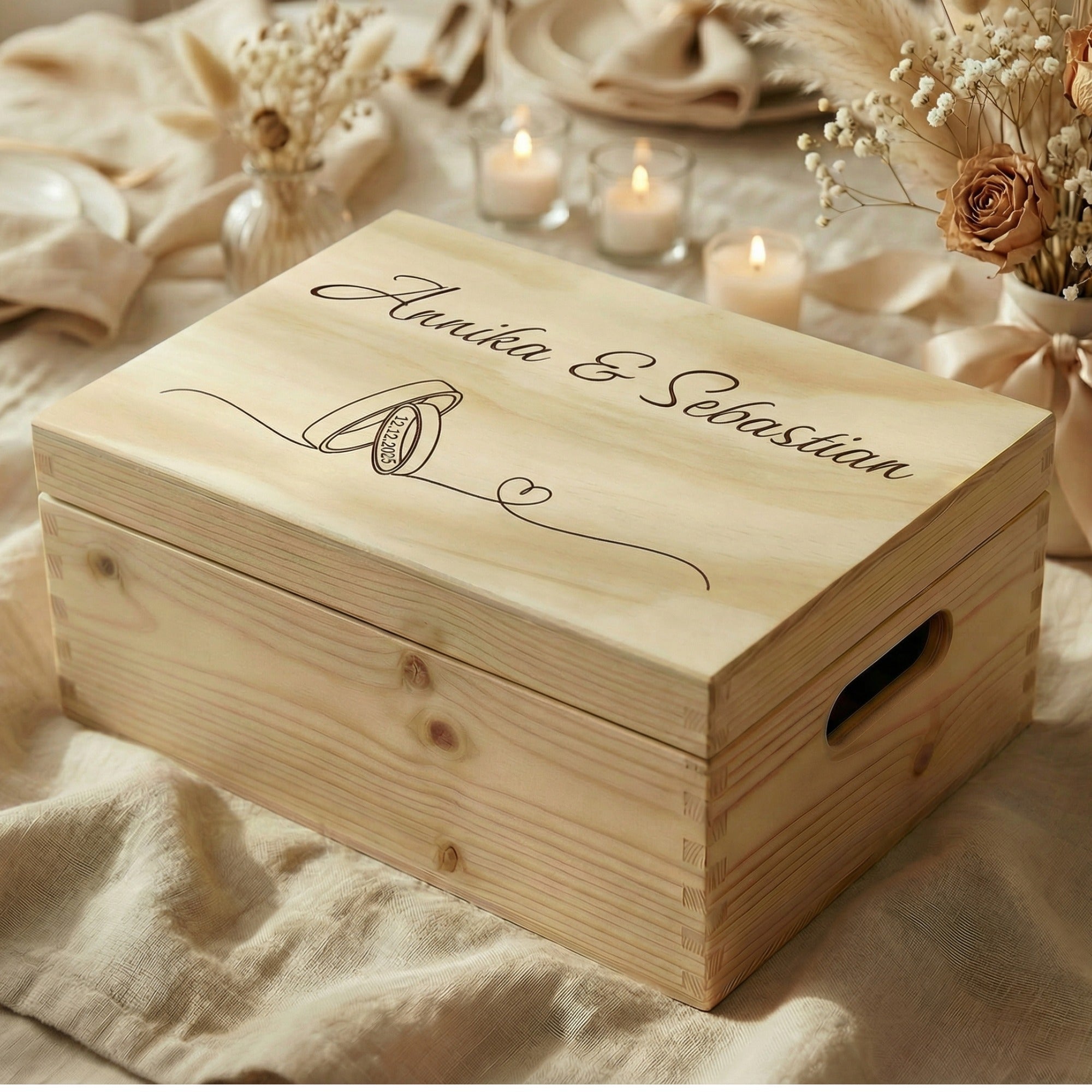 Personalisierte Hochzeits-Erinnerungsbox aus Holz mit Eheringe-Gravur, Namen und Hochzeitsdatum auf dem Deckel