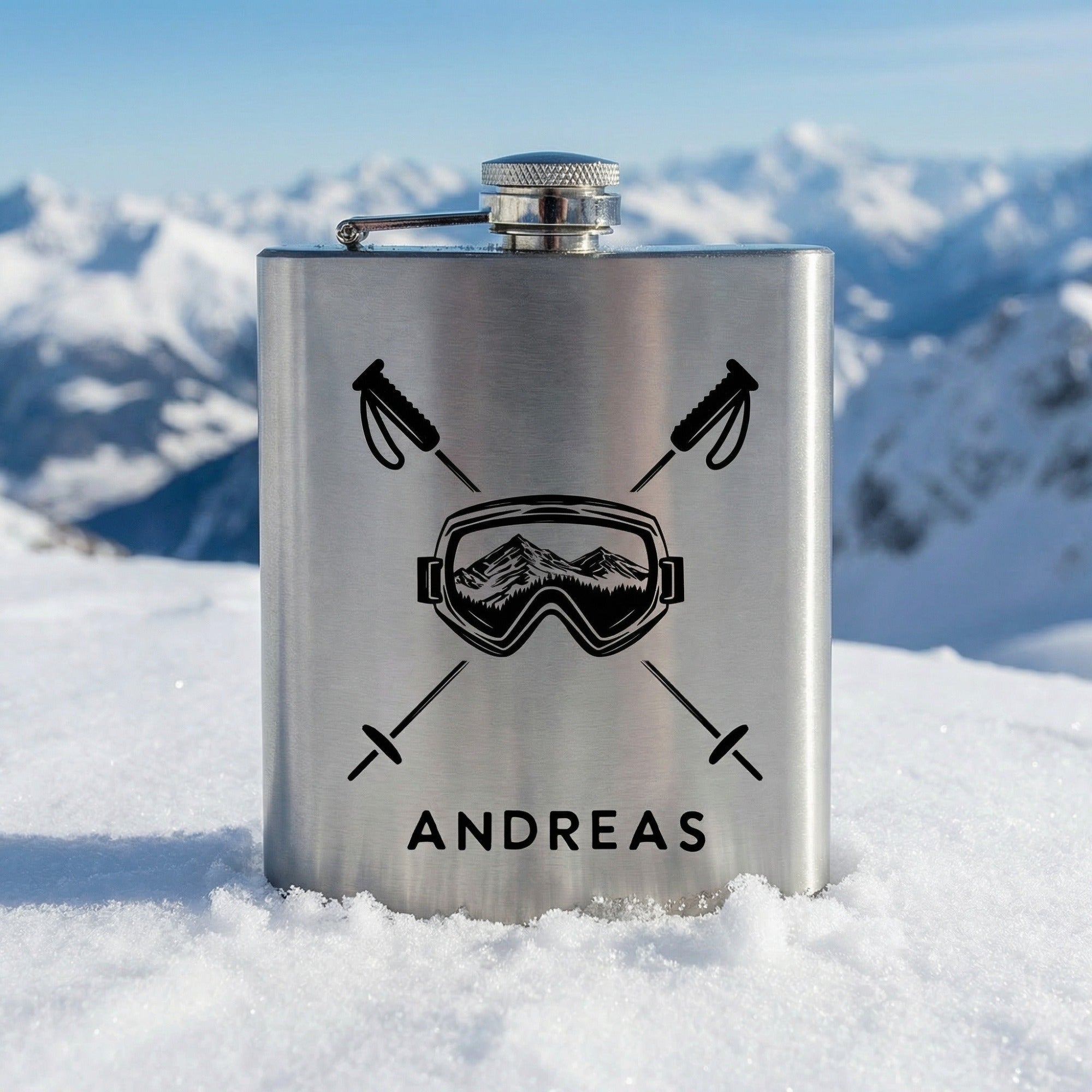 Personalisierter Edelstahl Flachmann mit Skimotiv und Name im Schnee vor Bergpanorama – Geschenk für Skifahrer und Wintersportler
