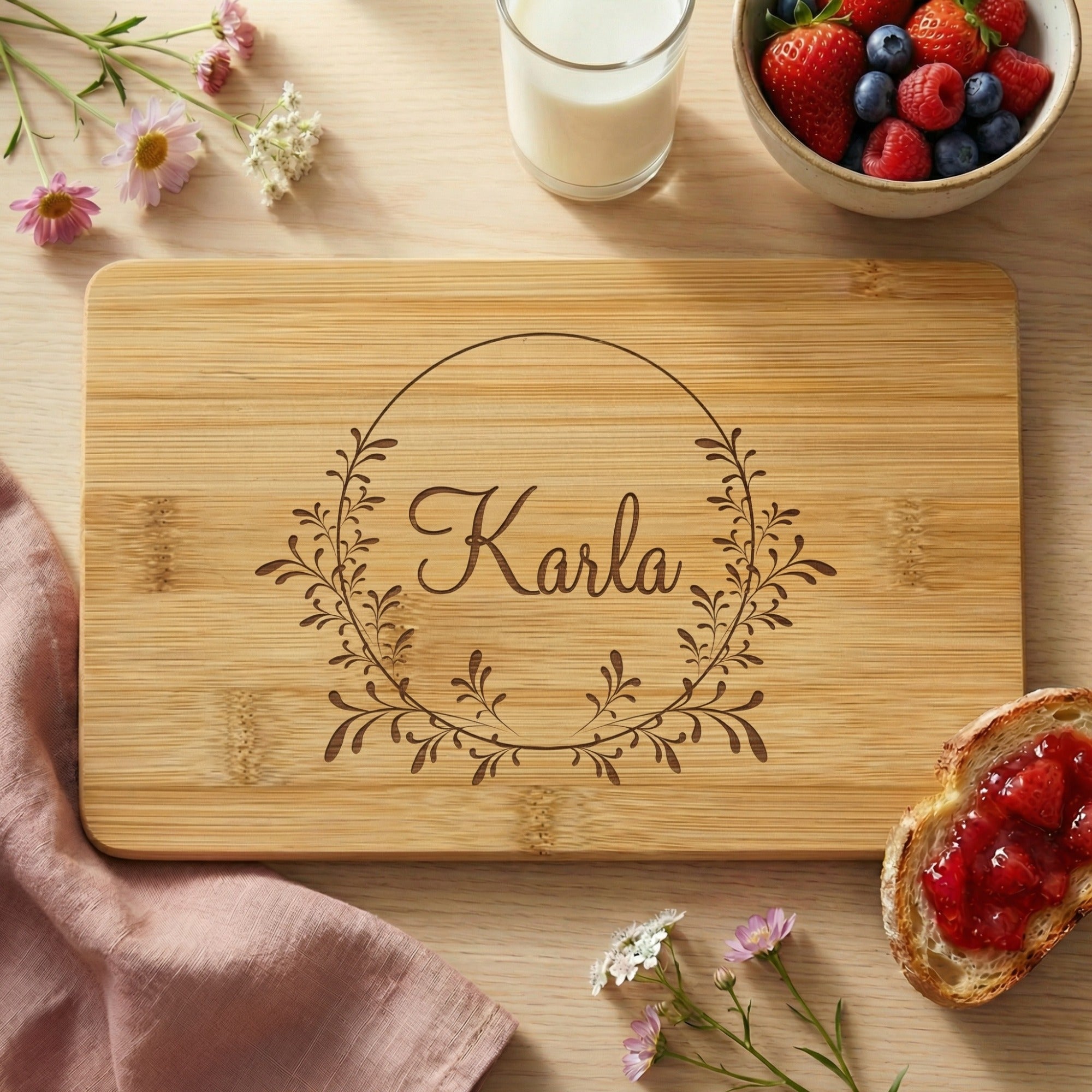 Personalisiertes Frühstücksbrettchen aus Bambus mit graviertem Namen im Blumenkranz, dekoriert mit Frühstück und Beeren
