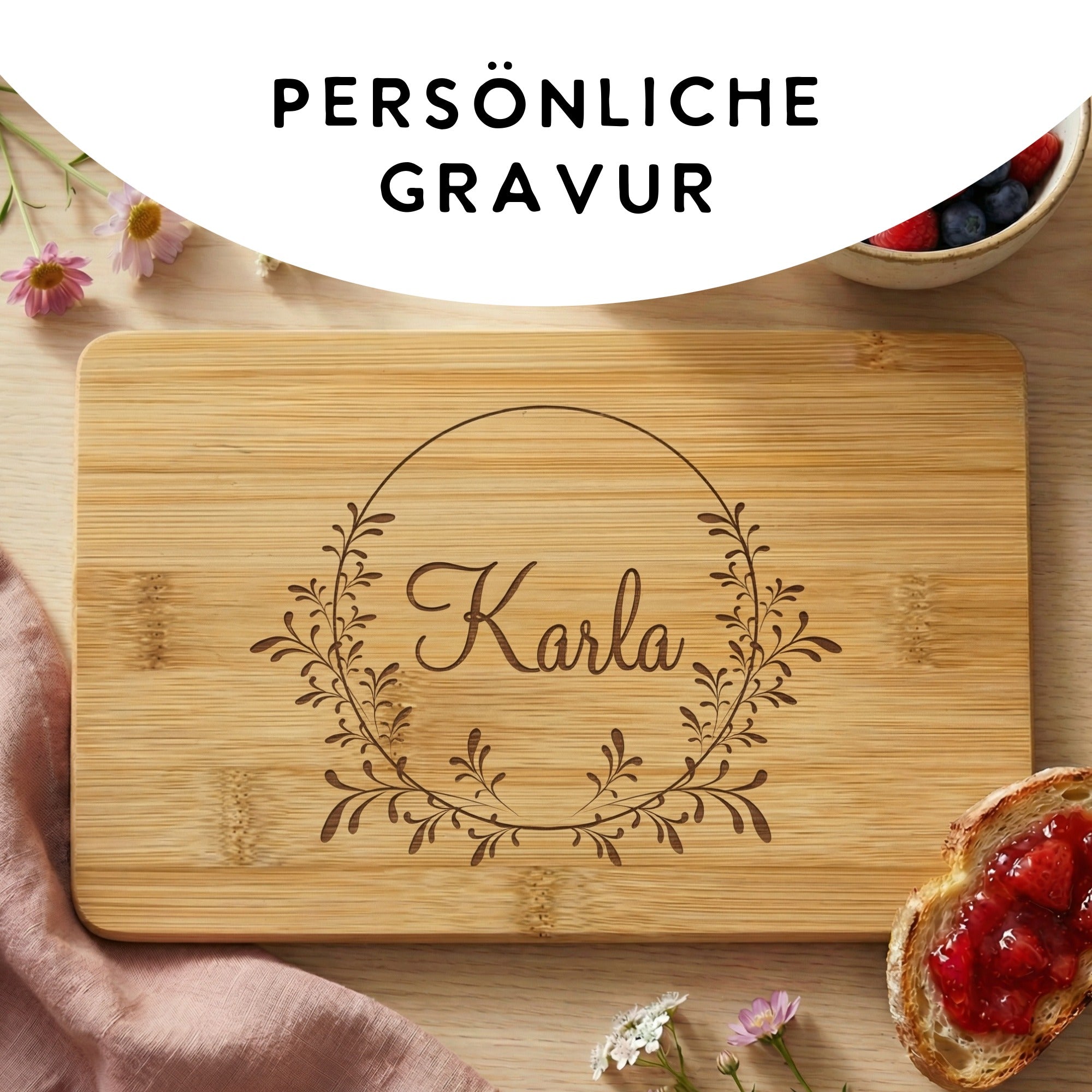 Graviertes Frühstücksbrettchen mit individuellem Namen im floralen Design, personalisiertes Geschenk aus Bambus