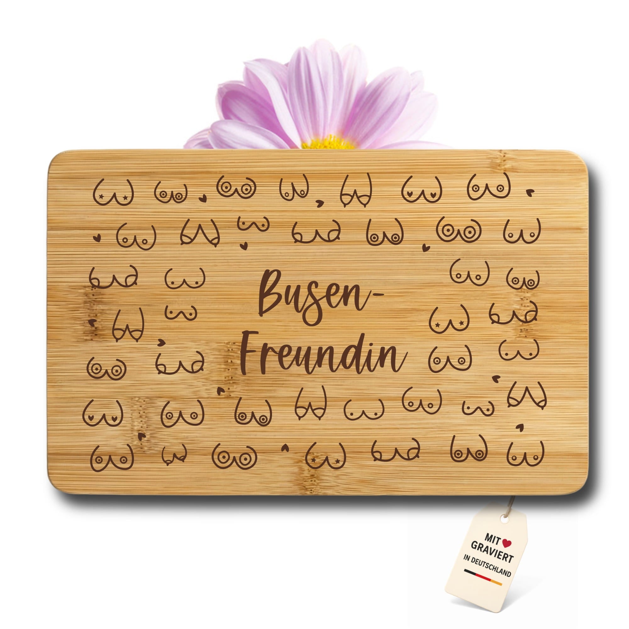 Graviertes Holzbrett mit Busen Freundin Schriftzug und Made in Germany Anhänger